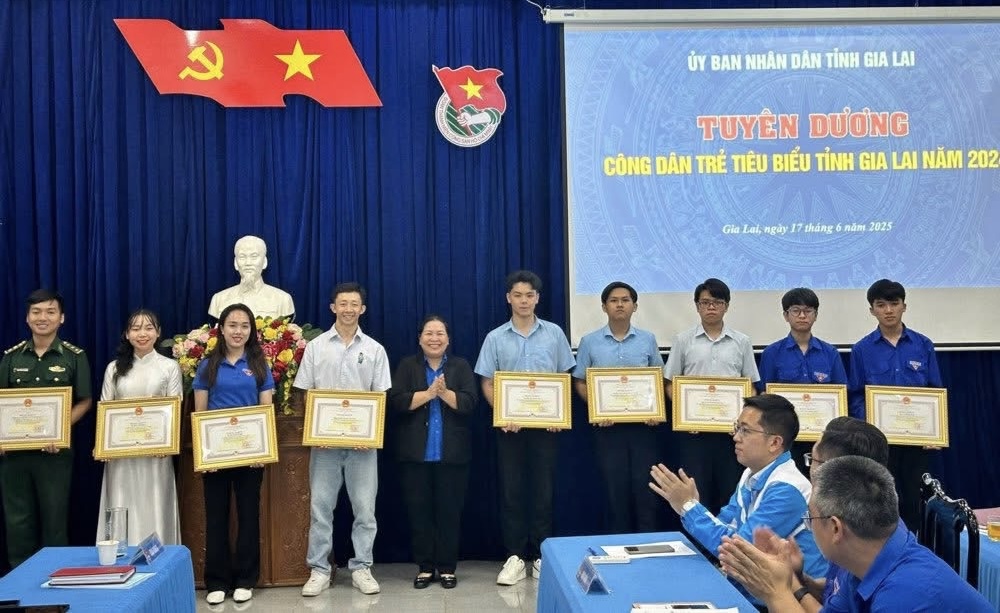 O meio-campista Chau Ngoc Quang foi homenageado como um jovem cidadão excepcional da província de Gia Lai - Foto 1. Tiền vệ Châu Ngọc Quang được vinh danh là công dân trẻ tiêu biểu tỉnh Gia Lai  - Ảnh 1.