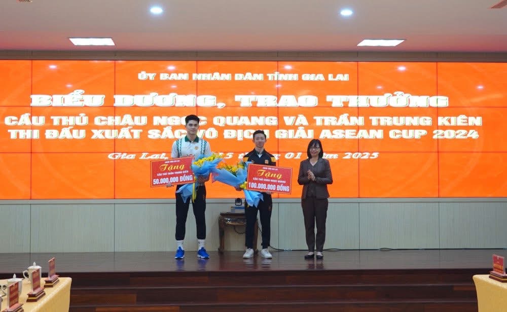 O meio-campista Chau Ngoc Quang foi homenageado como um jovem cidadão excepcional da província de Gia Lai - Foto 3. Tiền vệ Châu Ngọc Quang được vinh danh là công dân trẻ tiêu biểu tỉnh Gia Lai  - Ảnh 3.