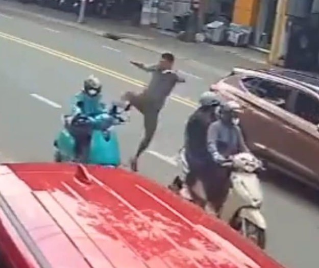 Đạp ngã xe máy giữa đường: Hành vi quá nguy hiểm! Đạp ngã xe máy giữa đường: Hành vi quá nguy hiểm!