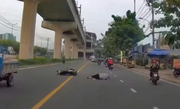Đạp ngã xe máy giữa đường: Hành vi quá nguy hiểm!- Ảnh 2. Đạp ngã xe máy giữa đường: Hành vi quá nguy hiểm!- Ảnh 2.