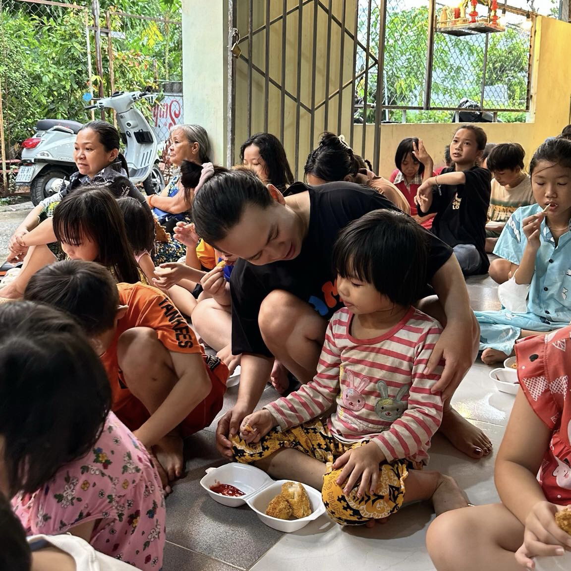 “Bữa ăn yêu thương” cho trẻ em nghèo “Bữa ăn yêu thương” cho trẻ em nghèo