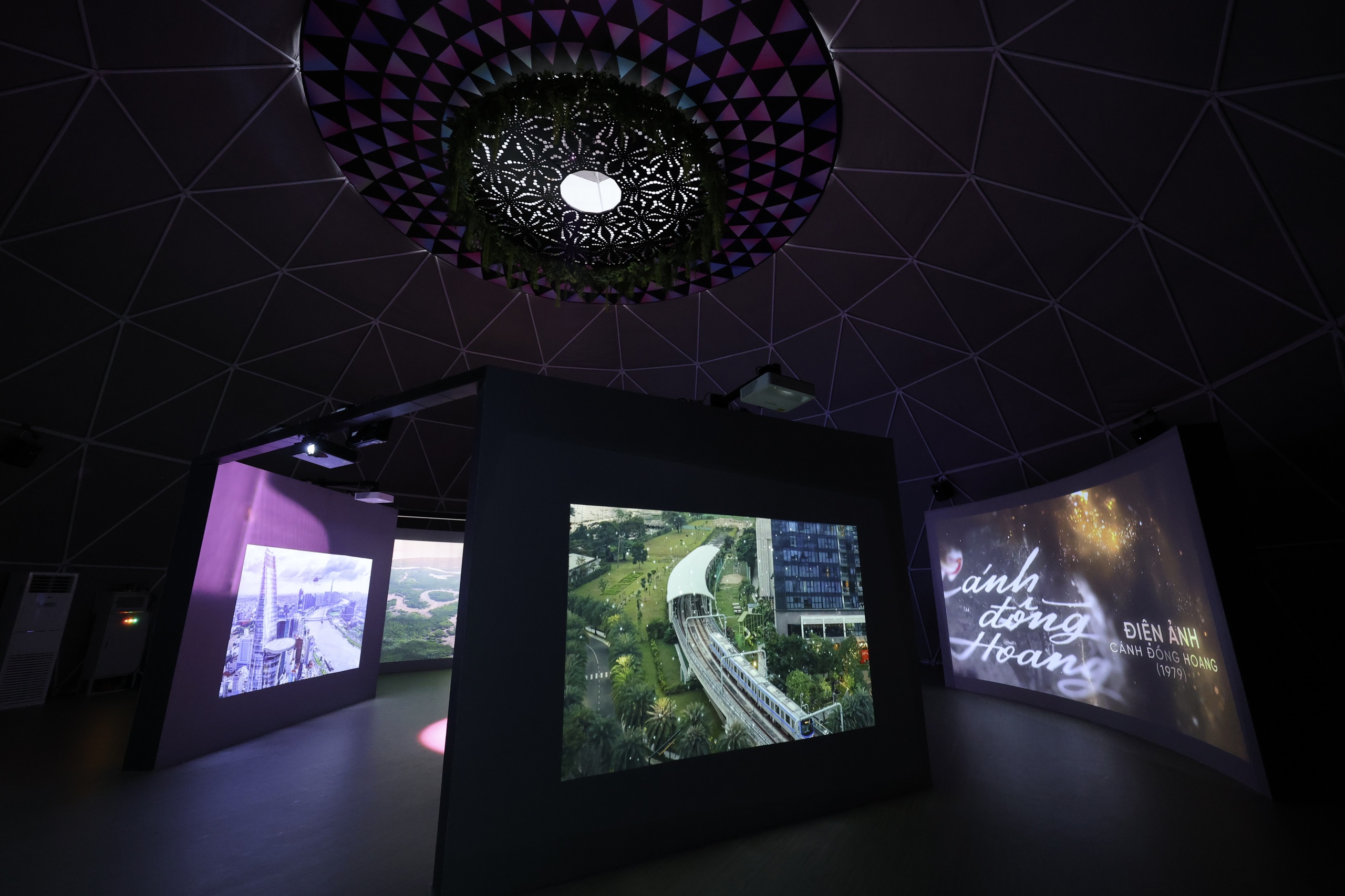 Admire meio século de literatura e arte da Cidade de Ho Chi Minh com novas tecnologias no 'TOA' - Foto 1. Chiêm ngưỡng nửa thế kỷ văn học - nghệ thuật TP.HCM dưới công nghệ mới tại 'TỎA'- Ảnh 1.