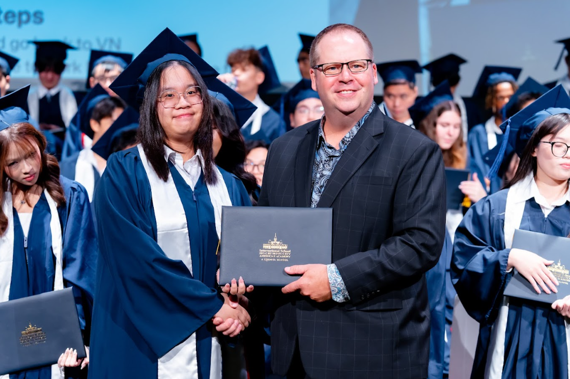 Urodzona w 2007 r. wietnamska studentka, która starała się „powoli” zrozumieć samą siebie, została przyjęta na szereg najlepszych amerykańskich uniwersytetów — zdjęcie 1. Đi chậm’ để hiểu mình, nữ sinh Việt 2007 đậu hàng loạt đại học Mỹ hàng đầu - Ảnh 1.