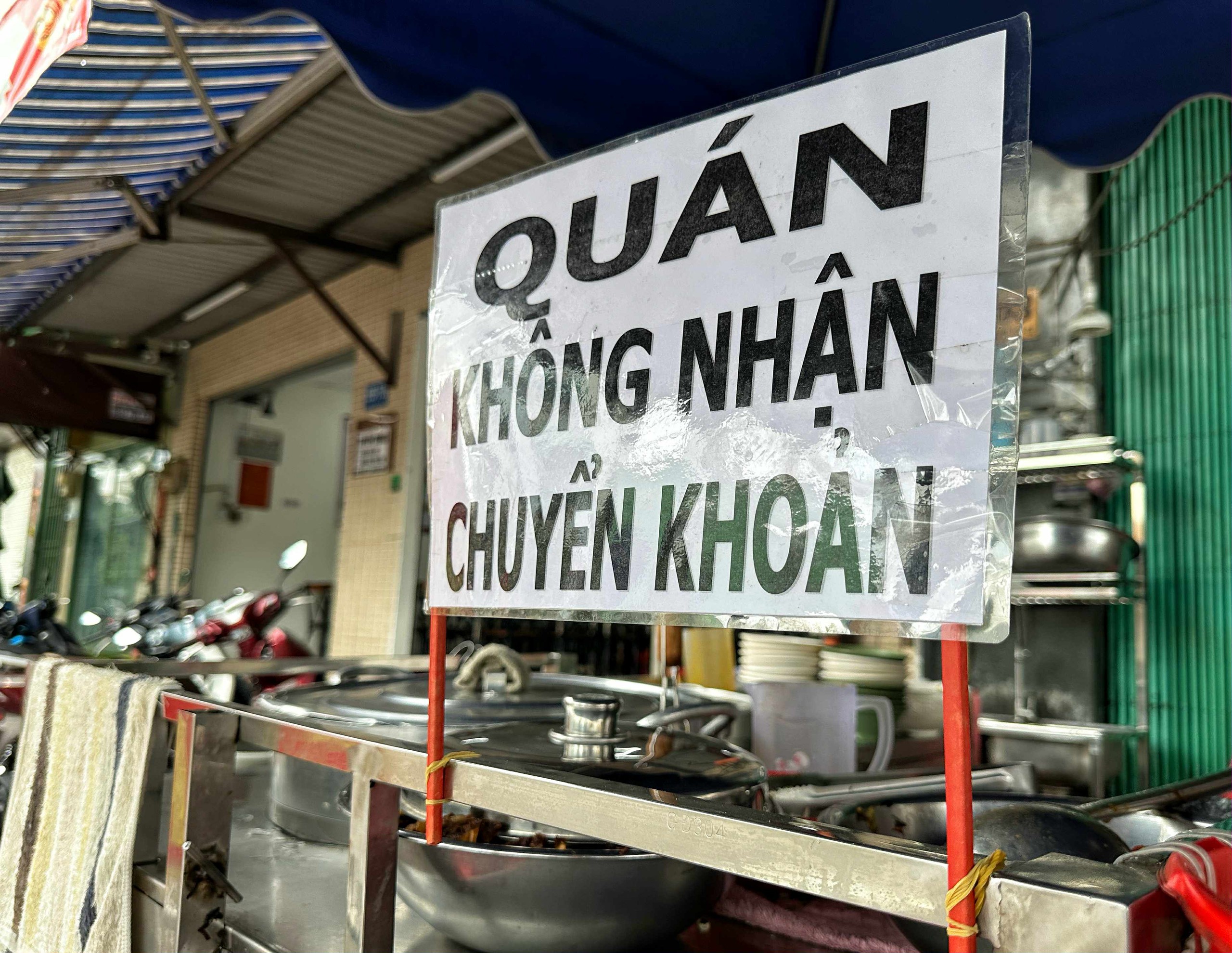 ‘Nhận chuyển khoản, không né thuế’: Quán nước ở TP.HCM gây sốt khi nhiều nơi chỉ nhận tiền mặt ‘Nhận chuyển khoản, không né thuế’: Quán nước ở TP.HCM gây sốt khi nhiều nơi chỉ nhận tiền mặt