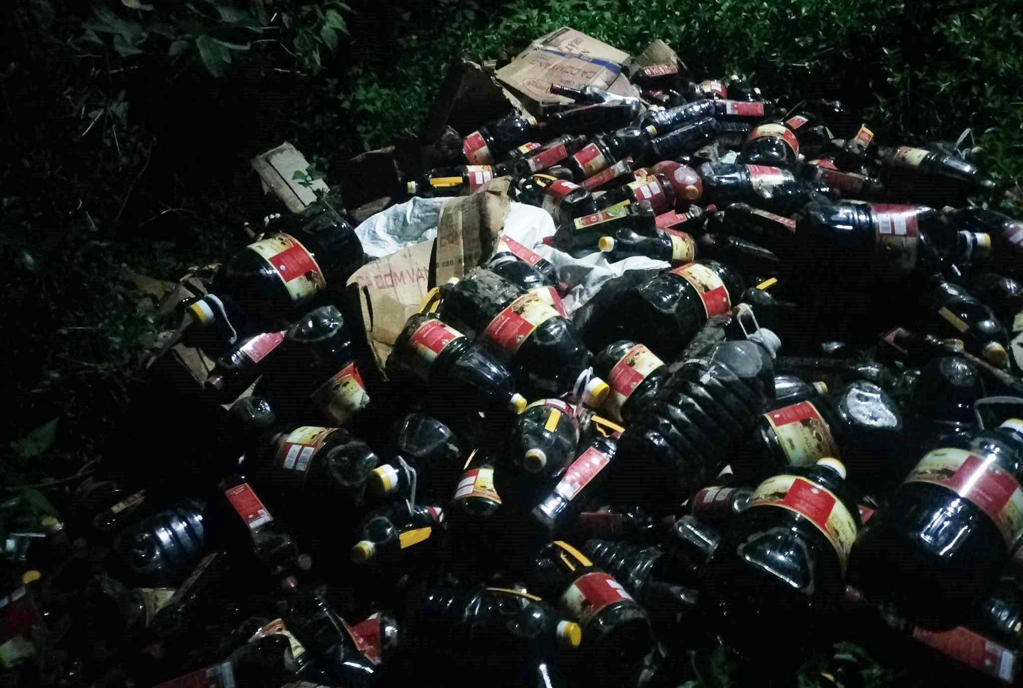 Quảng Nam: Gần 1.000 chai nước mắm, nước chấm còn hạn sử dụng vứt ở bụi rậm - Ảnh 1.