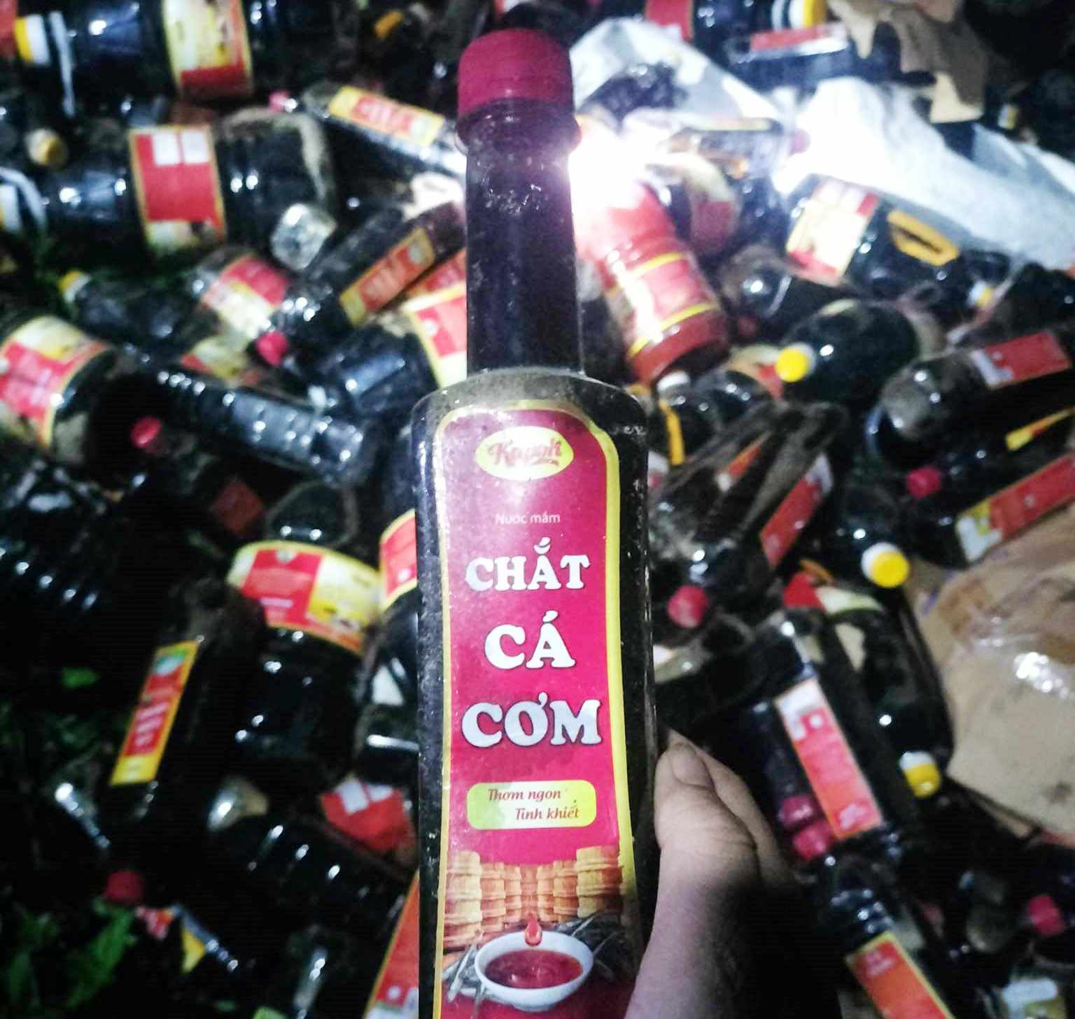 Quảng Nam: Gần 1.000 chai nước mắm, nước chấm còn hạn sử dụng vứt ở bụi rậm - Ảnh 2.