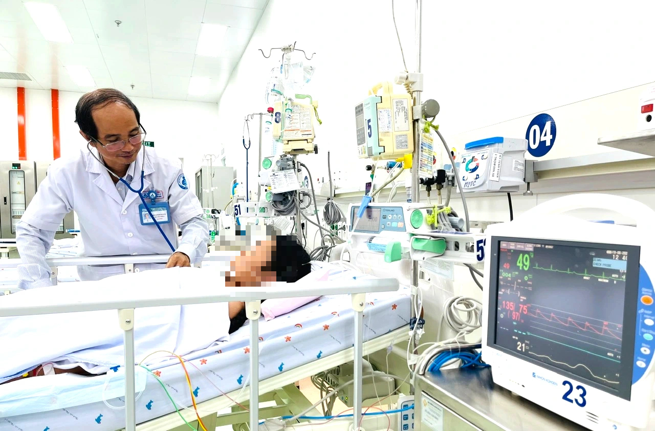 Kỷ lục: Truyền gần 10 lít máu, cứu sống bé gái sốt xuất huyết nặng - Ảnh 1.