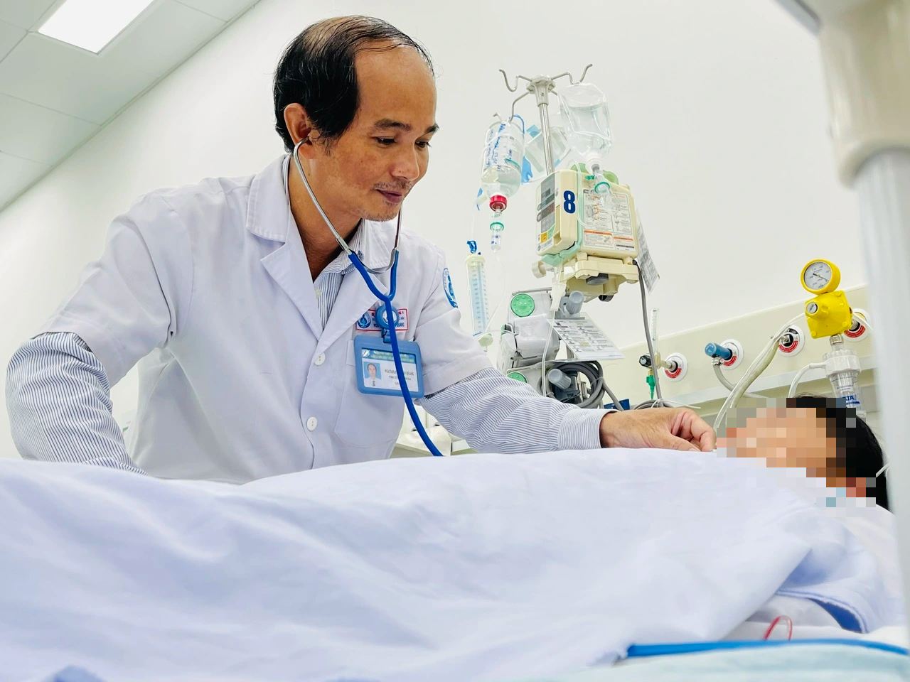 Kỷ lục: Truyền gần 10 lít máu, cứu sống bé gái sốt xuất huyết nặng - Ảnh 2.