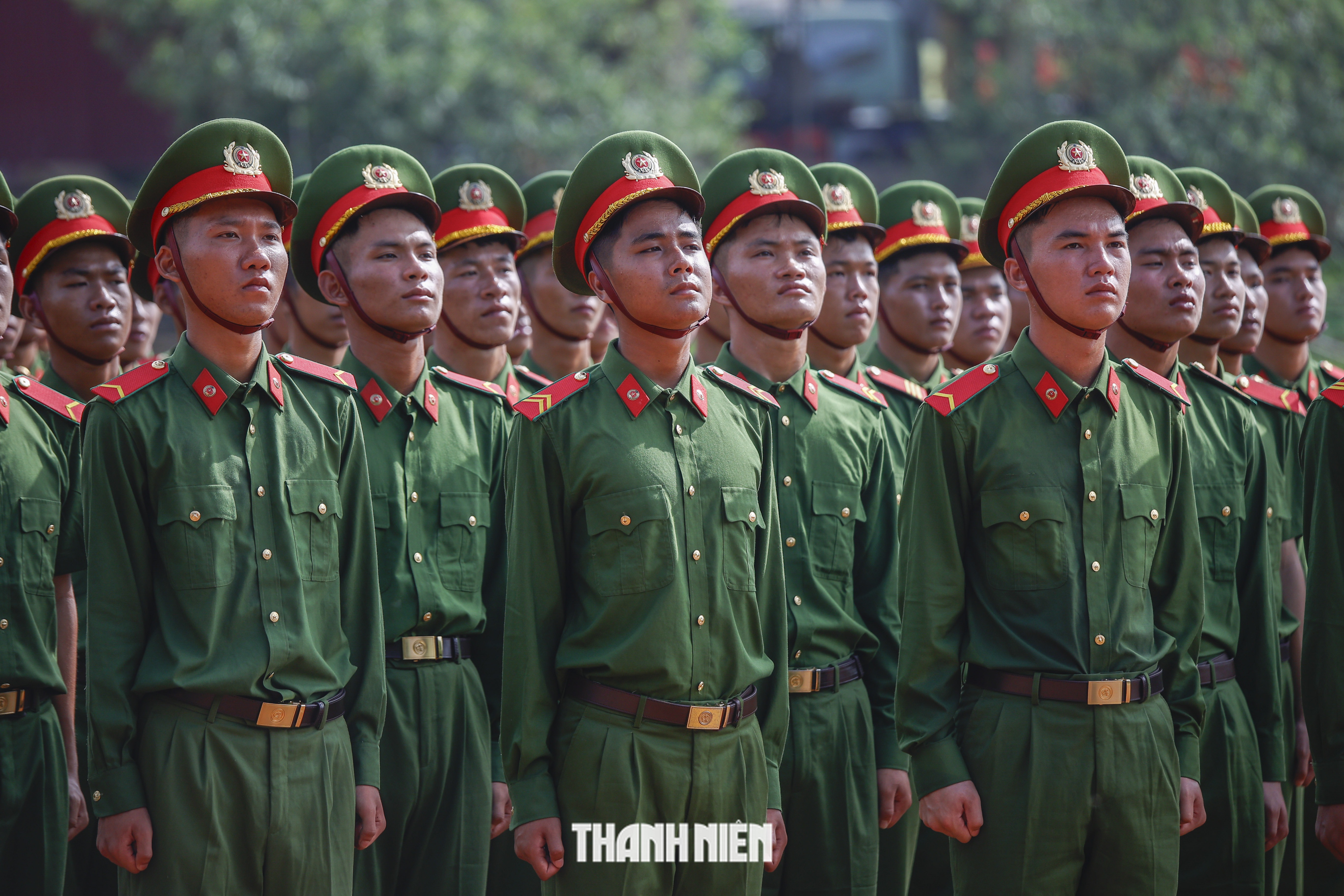 Chiến sĩ công an luyện tập đội hình dưới nắng lửa- Ảnh 3. Chiến sĩ công an luyện tập đội hình dưới nắng lửa- Ảnh 3.