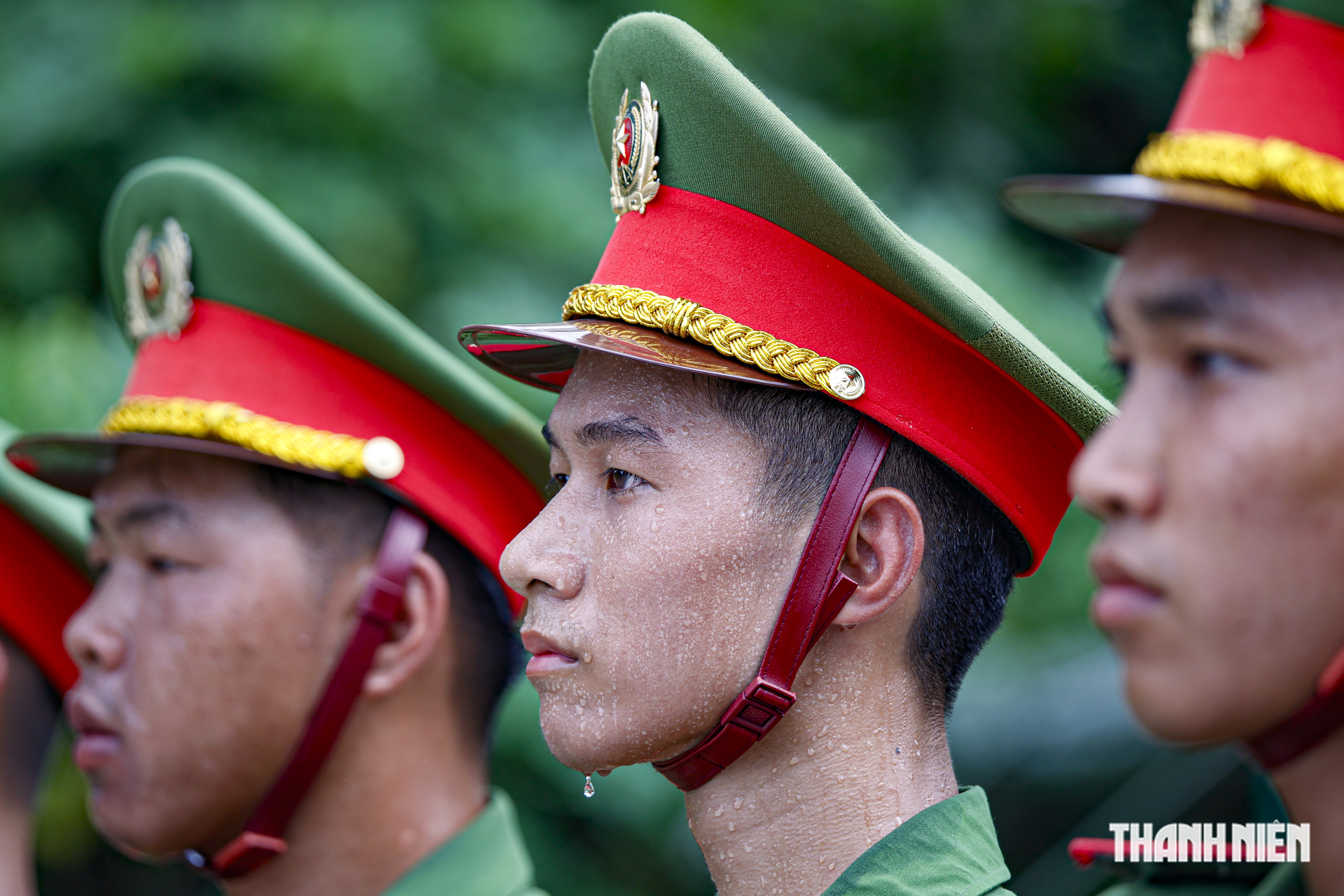 Chiến sĩ công an luyện tập đội hình dưới nắng lửa- Ảnh 7. Chiến sĩ công an luyện tập đội hình dưới nắng lửa- Ảnh 7.