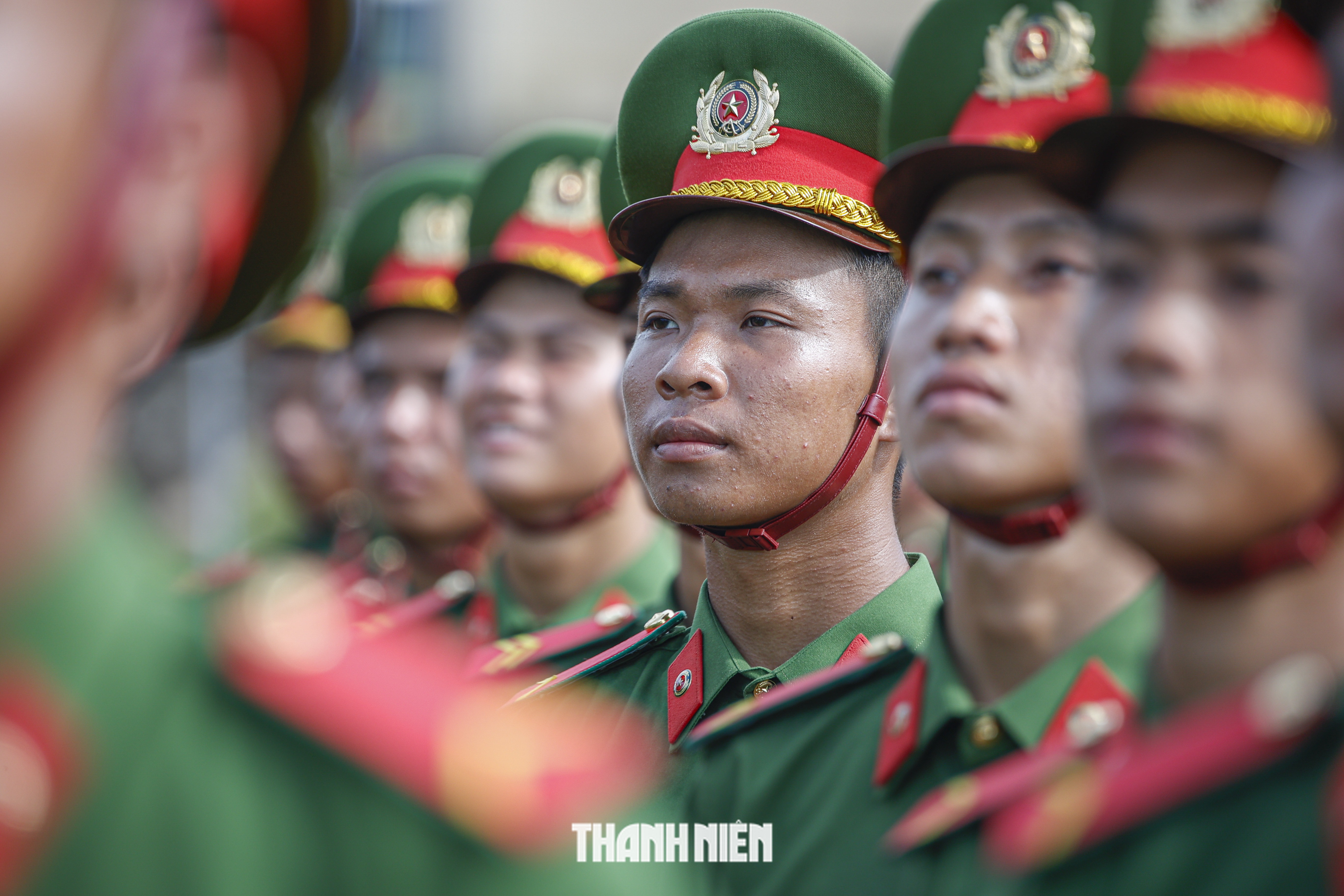 Chiến sĩ công an luyện tập đội hình dưới nắng lửa- Ảnh 4. Chiến sĩ công an luyện tập đội hình dưới nắng lửa- Ảnh 4.