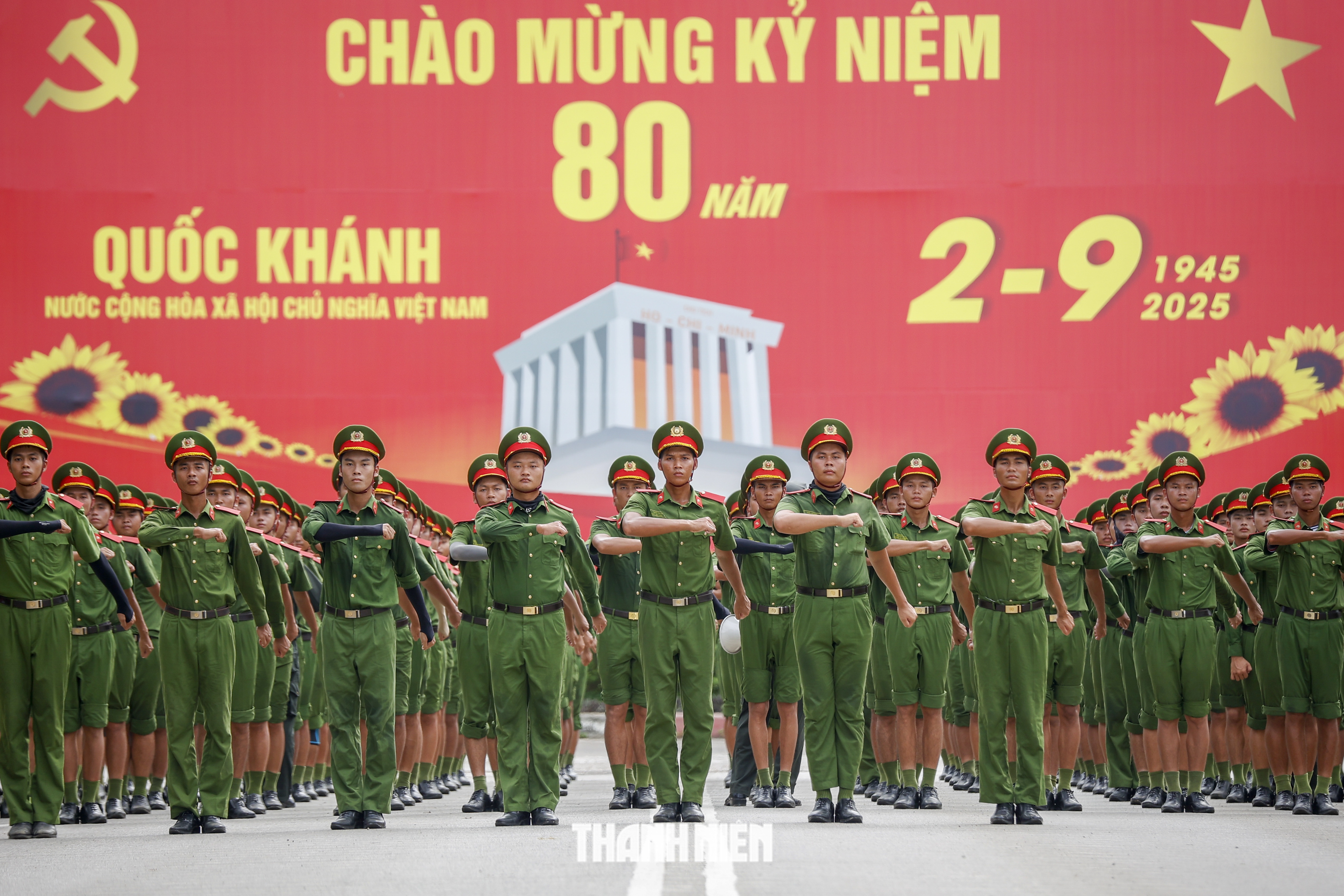 Chiến sĩ công an luyện tập đội hình dưới nắng lửa- Ảnh 11. Chiến sĩ công an luyện tập đội hình dưới nắng lửa- Ảnh 11.