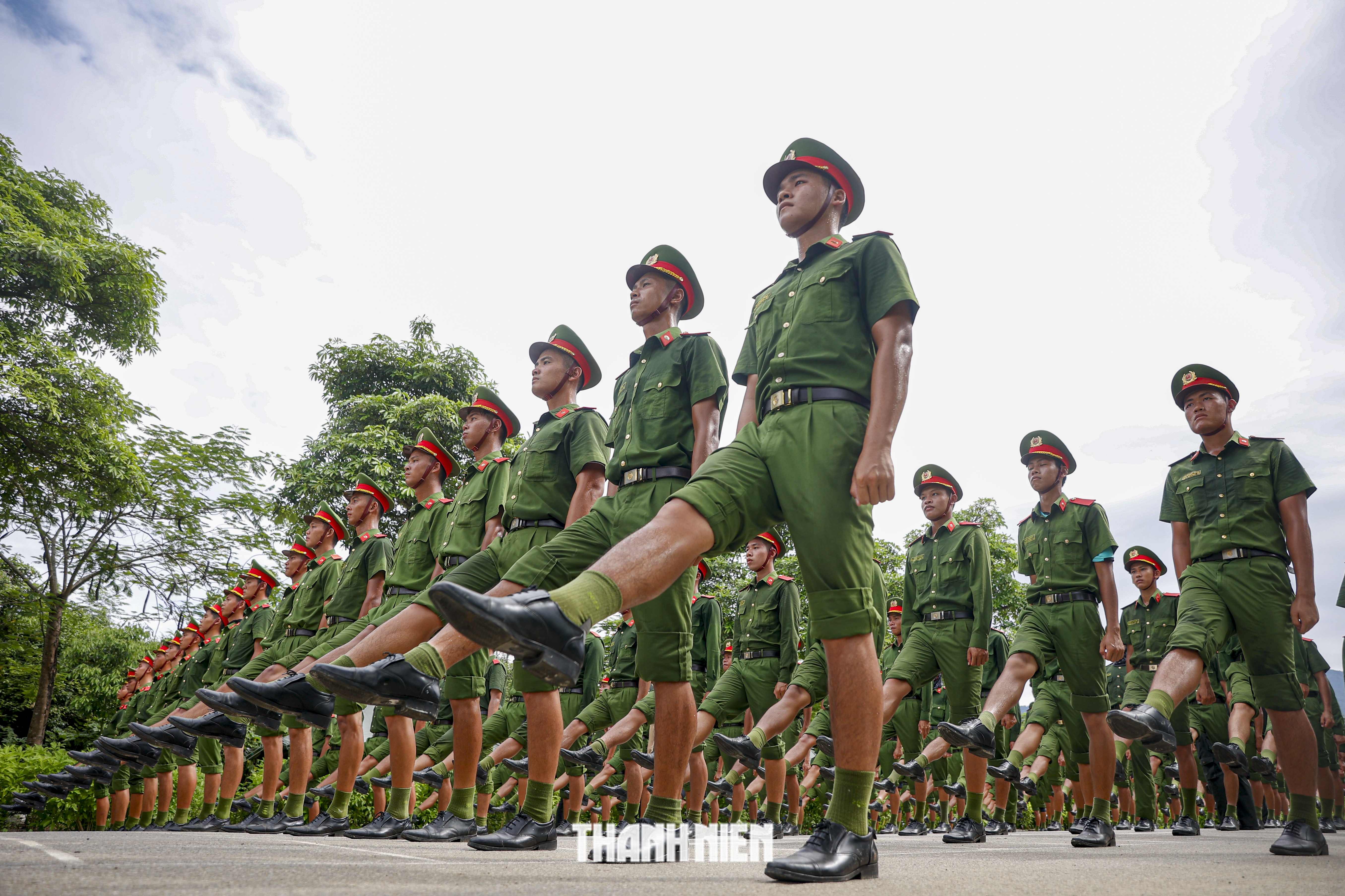 Chiến sĩ công an luyện tập đội hình dưới nắng lửa- Ảnh 12. Chiến sĩ công an luyện tập đội hình dưới nắng lửa- Ảnh 12.