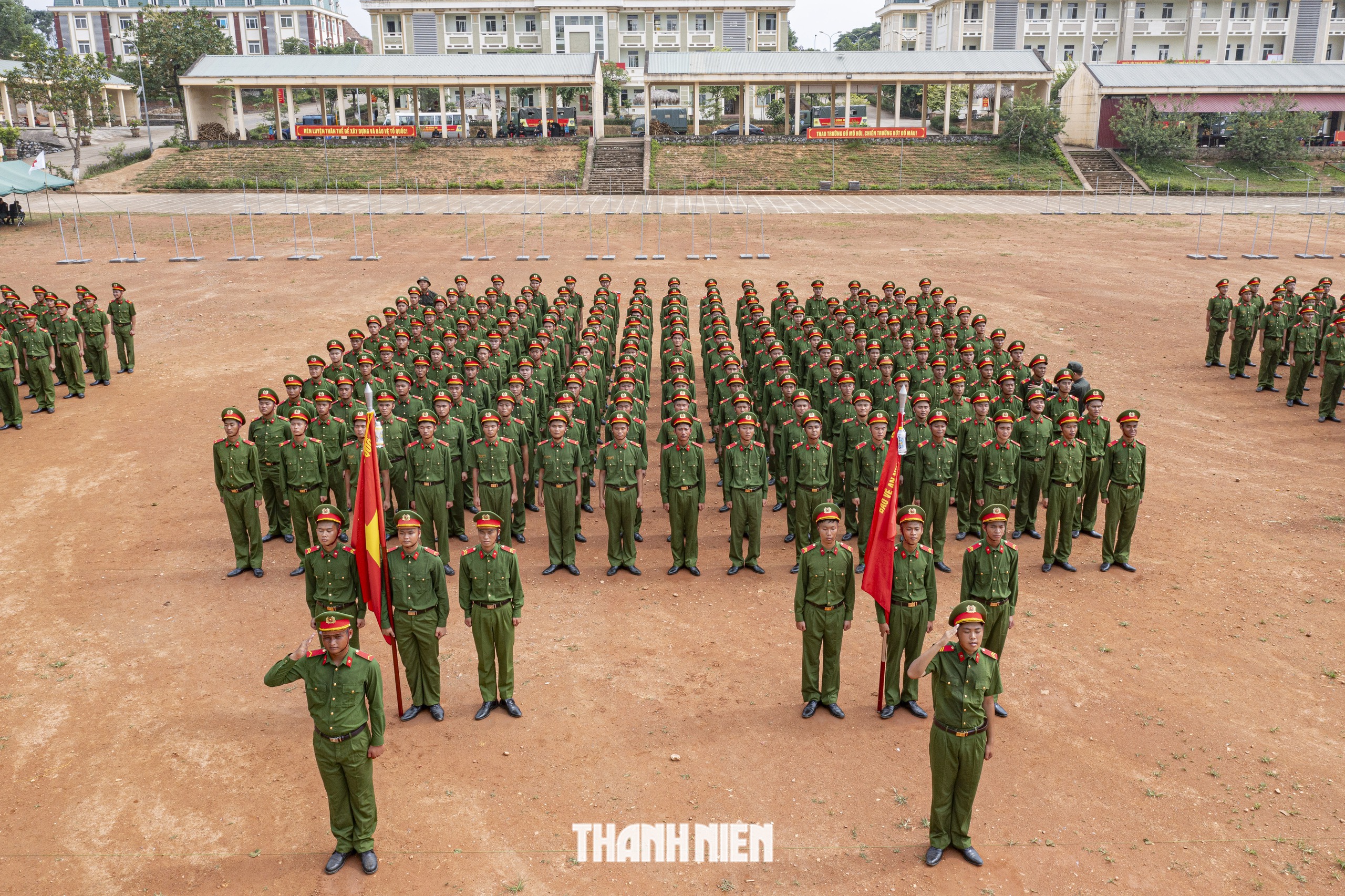 Chiến sĩ công an luyện tập đội hình dưới nắng lửa Chiến sĩ công an luyện tập đội hình dưới nắng lửa