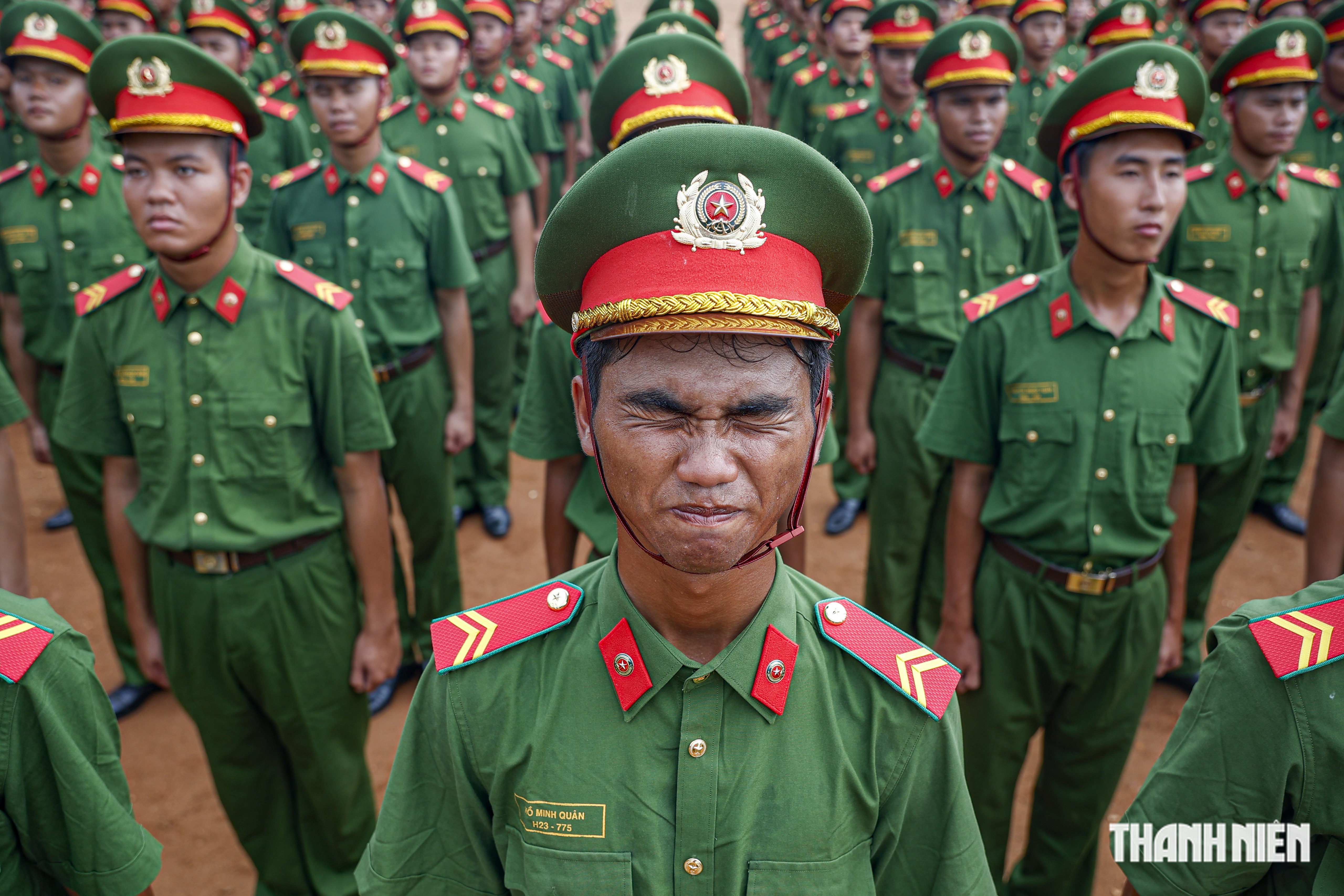 Chiến sĩ công an luyện tập đội hình dưới nắng lửa- Ảnh 6. Chiến sĩ công an luyện tập đội hình dưới nắng lửa- Ảnh 6.