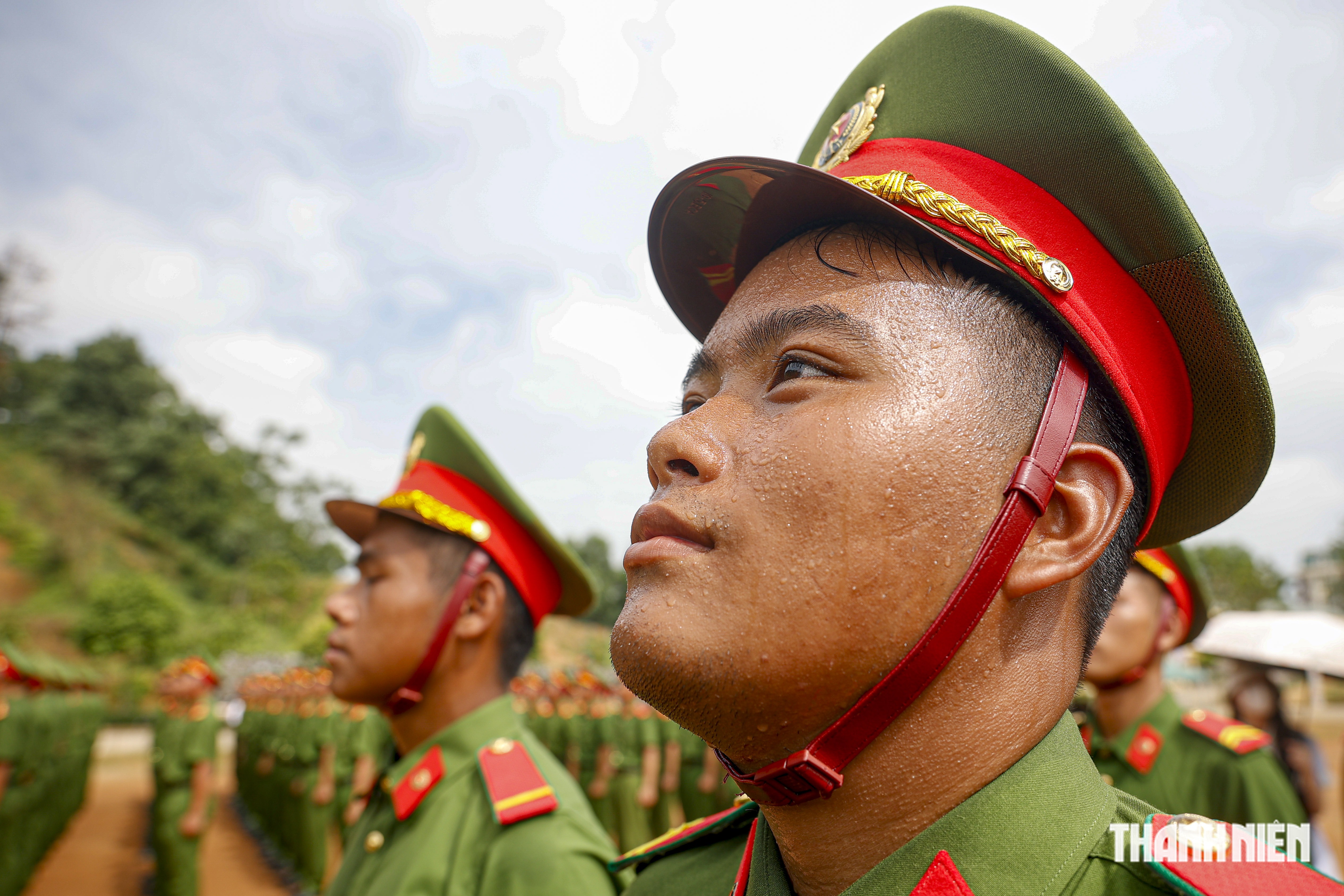 Chiến sĩ công an luyện tập đội hình dưới nắng lửa- Ảnh 8. Chiến sĩ công an luyện tập đội hình dưới nắng lửa- Ảnh 8.