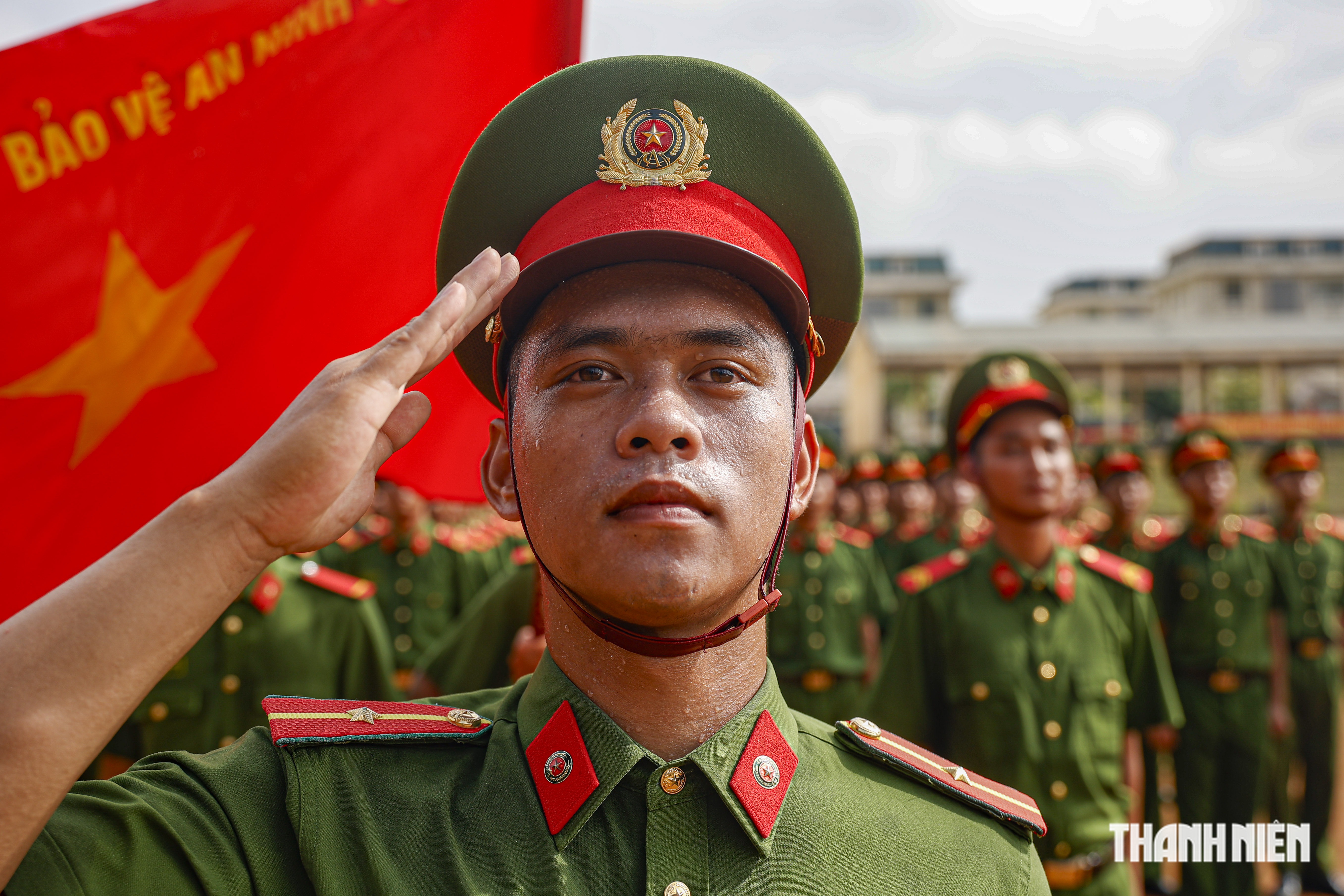 Chiến sĩ công an luyện tập đội hình dưới nắng lửa- Ảnh 9. Chiến sĩ công an luyện tập đội hình dưới nắng lửa- Ảnh 9.