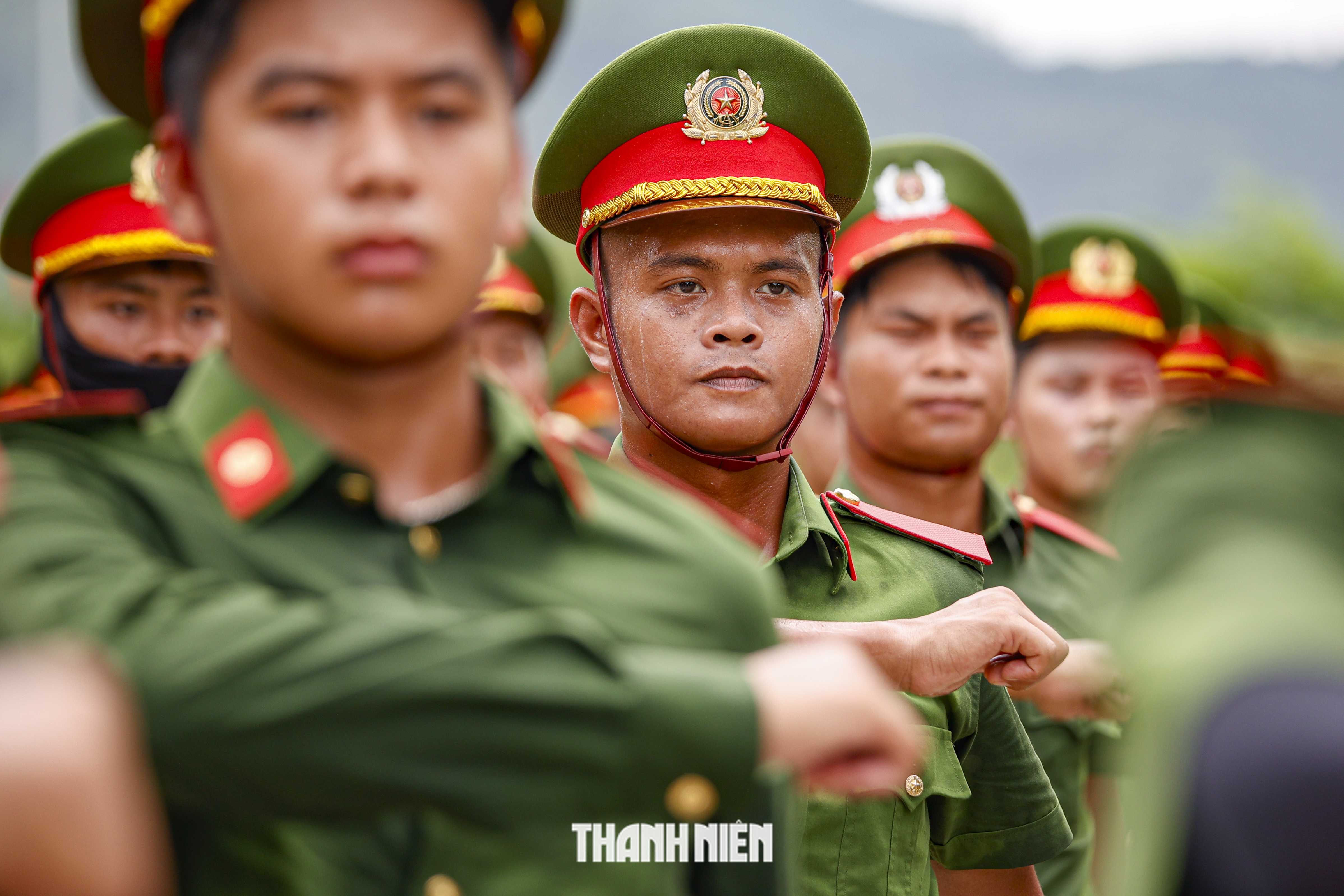 Chiến sĩ công an luyện tập đội hình dưới nắng lửa- Ảnh 13. Chiến sĩ công an luyện tập đội hình dưới nắng lửa- Ảnh 13.