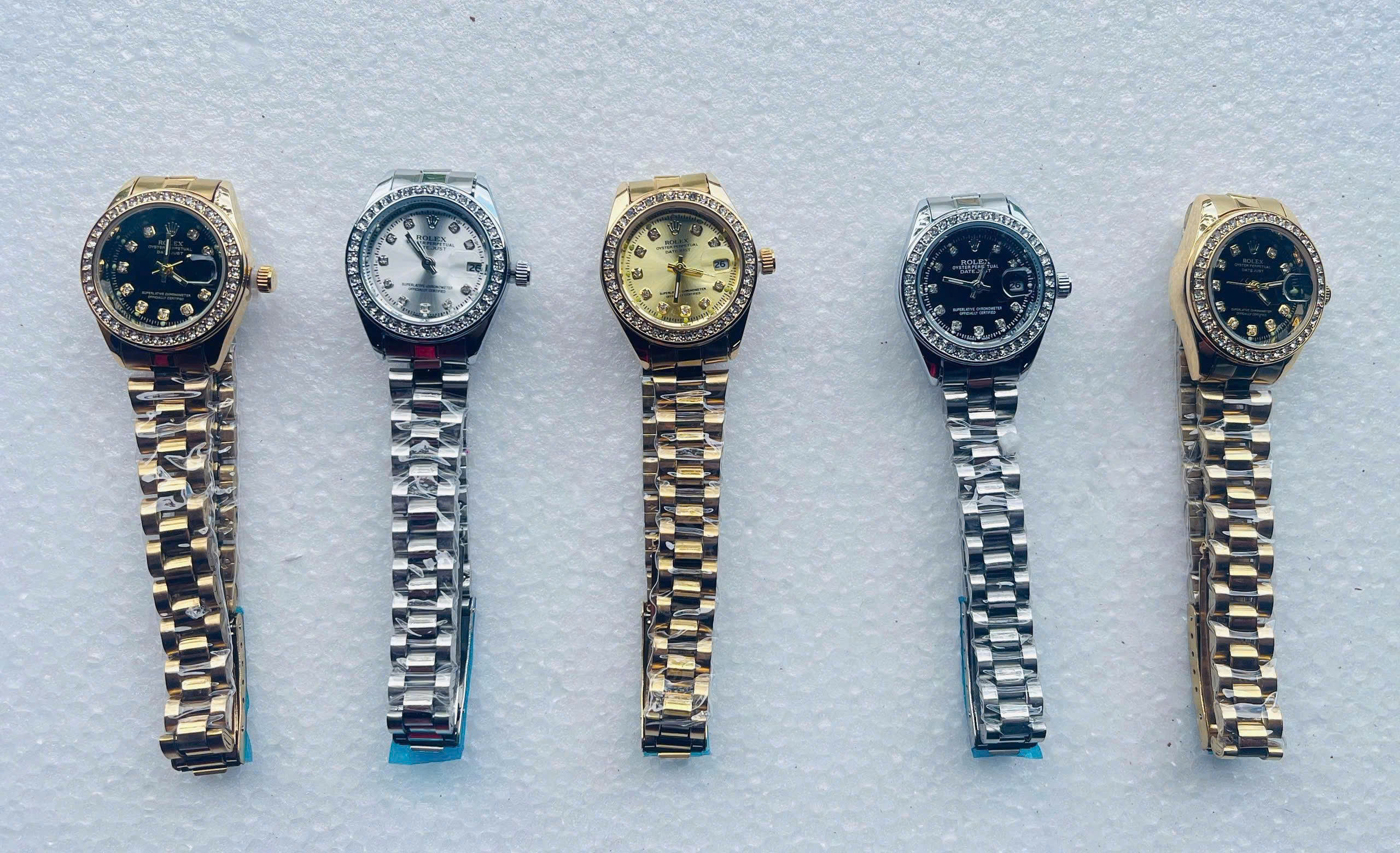 Thu giữ 450 đồng hồ giả nhãn hiệu Rolex tại Cửa khẩu quốc tế Trà Lĩnh - Ảnh 1. Thu giữ 450 đồng hồ giả nhãn hiệu Rolex tại Cửa khẩu quốc tế Trà Lĩnh - Ảnh 1.