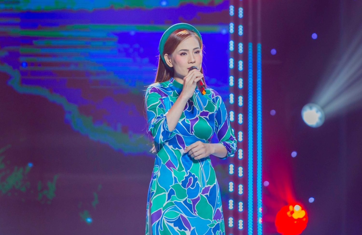 Cô gái có ngoại hình giống với nghệ sĩ Phi Nhung gây tranh luận  - Ảnh 1.
