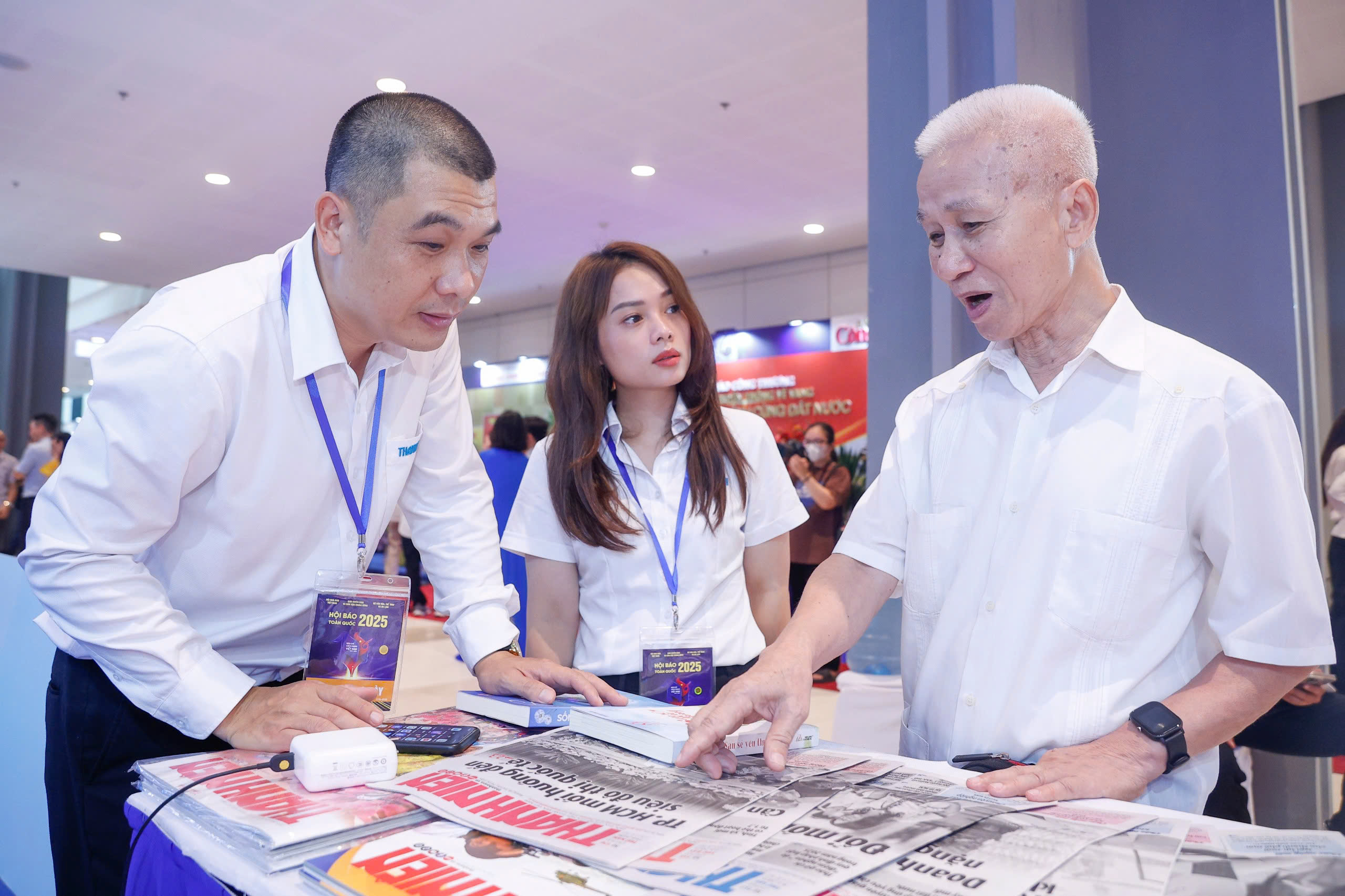Ca sĩ Trọng Tấn giao lưu cùng độc giả Báo Thanh Niên tại Hội Báo toàn quốc- Ảnh 5. Ca sĩ Trọng Tấn giao lưu cùng độc giả Báo Thanh Niên tại Hội Báo toàn quốc- Ảnh 5.