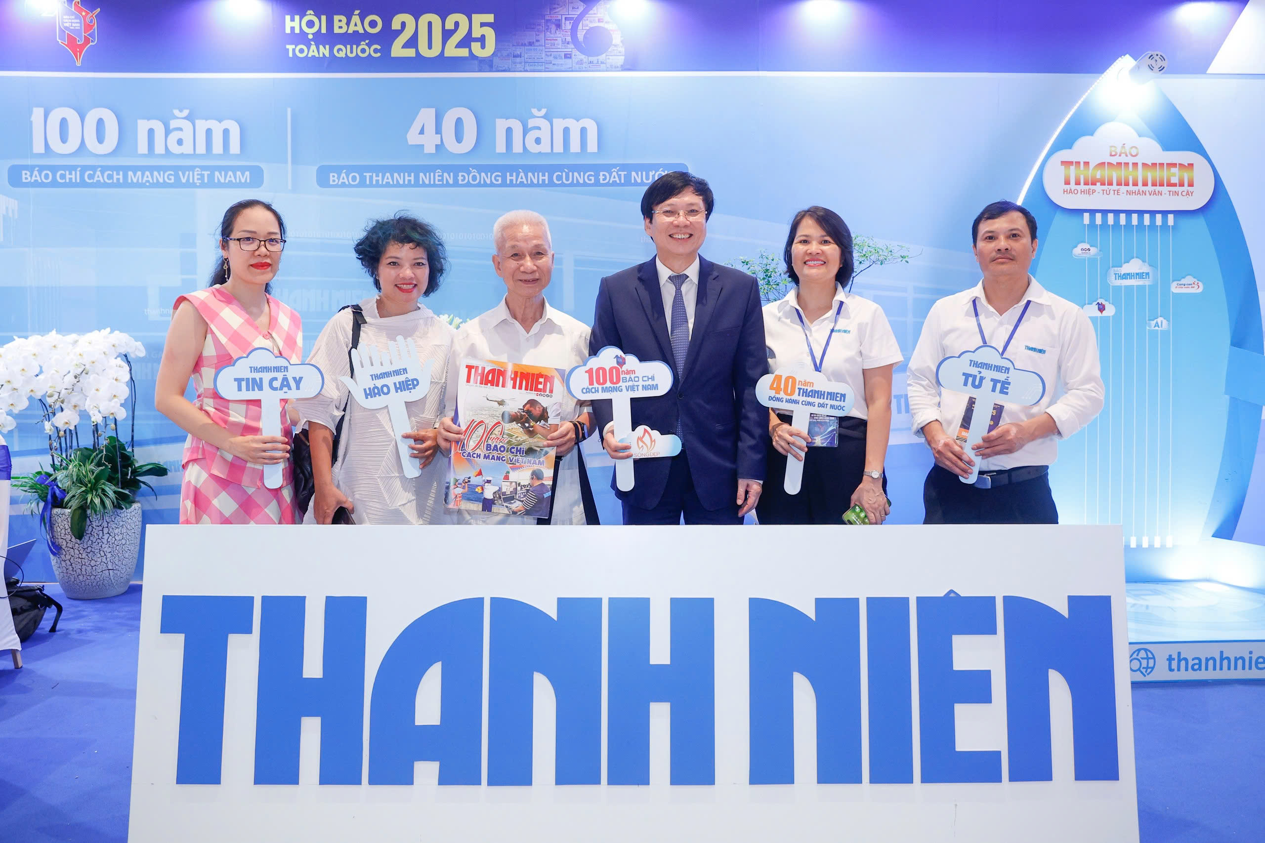 Ca sĩ Trọng Tấn giao lưu cùng độc giả Báo Thanh Niên tại Hội Báo toàn quốc- Ảnh 4. Ca sĩ Trọng Tấn giao lưu cùng độc giả Báo Thanh Niên tại Hội Báo toàn quốc- Ảnh 4.