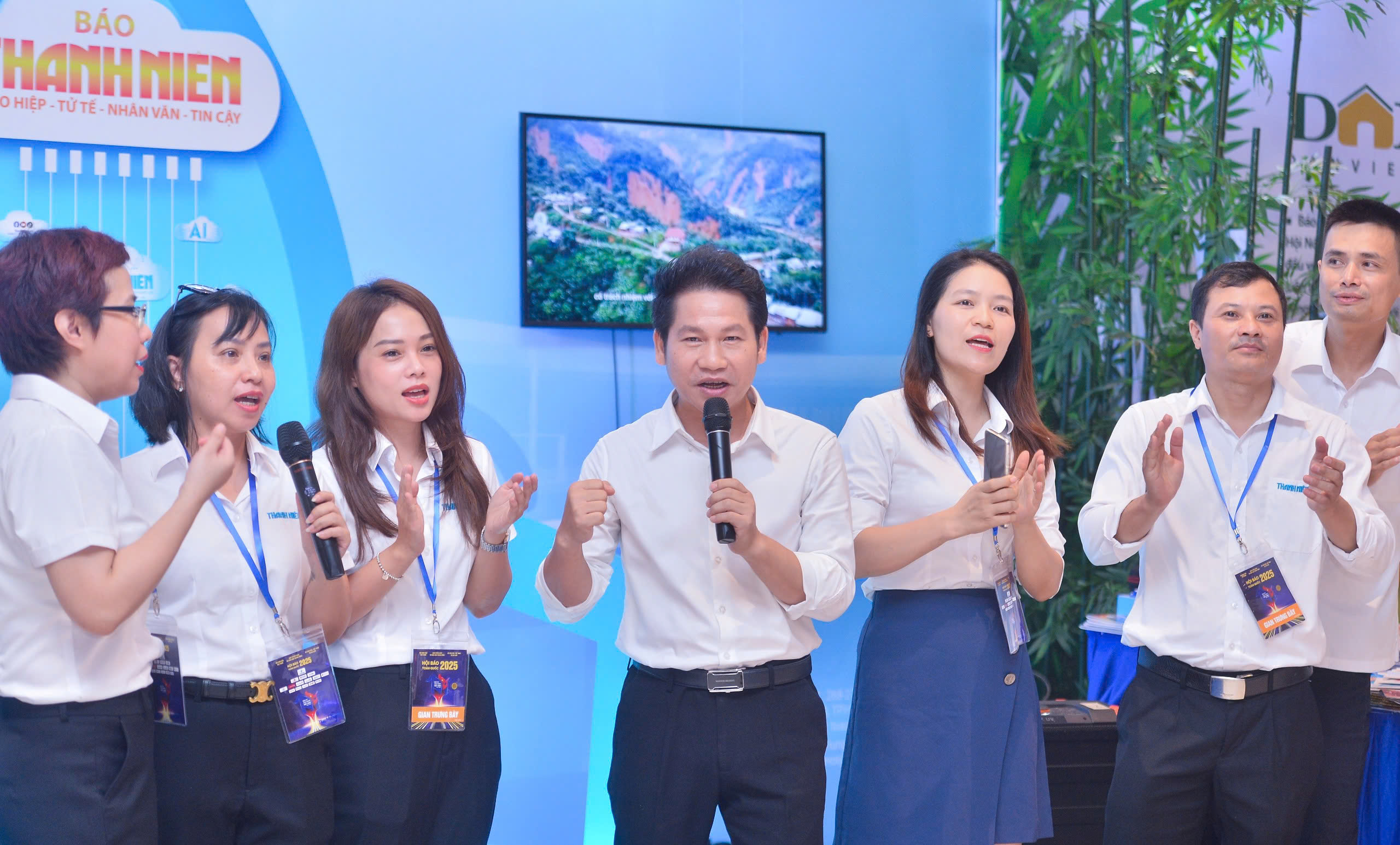 Ca sĩ Trọng Tấn giao lưu cùng độc giả Báo Thanh Niên tại Hội Báo toàn quốc- Ảnh 15. Ca sĩ Trọng Tấn giao lưu cùng độc giả Báo Thanh Niên tại Hội Báo toàn quốc- Ảnh 15.
