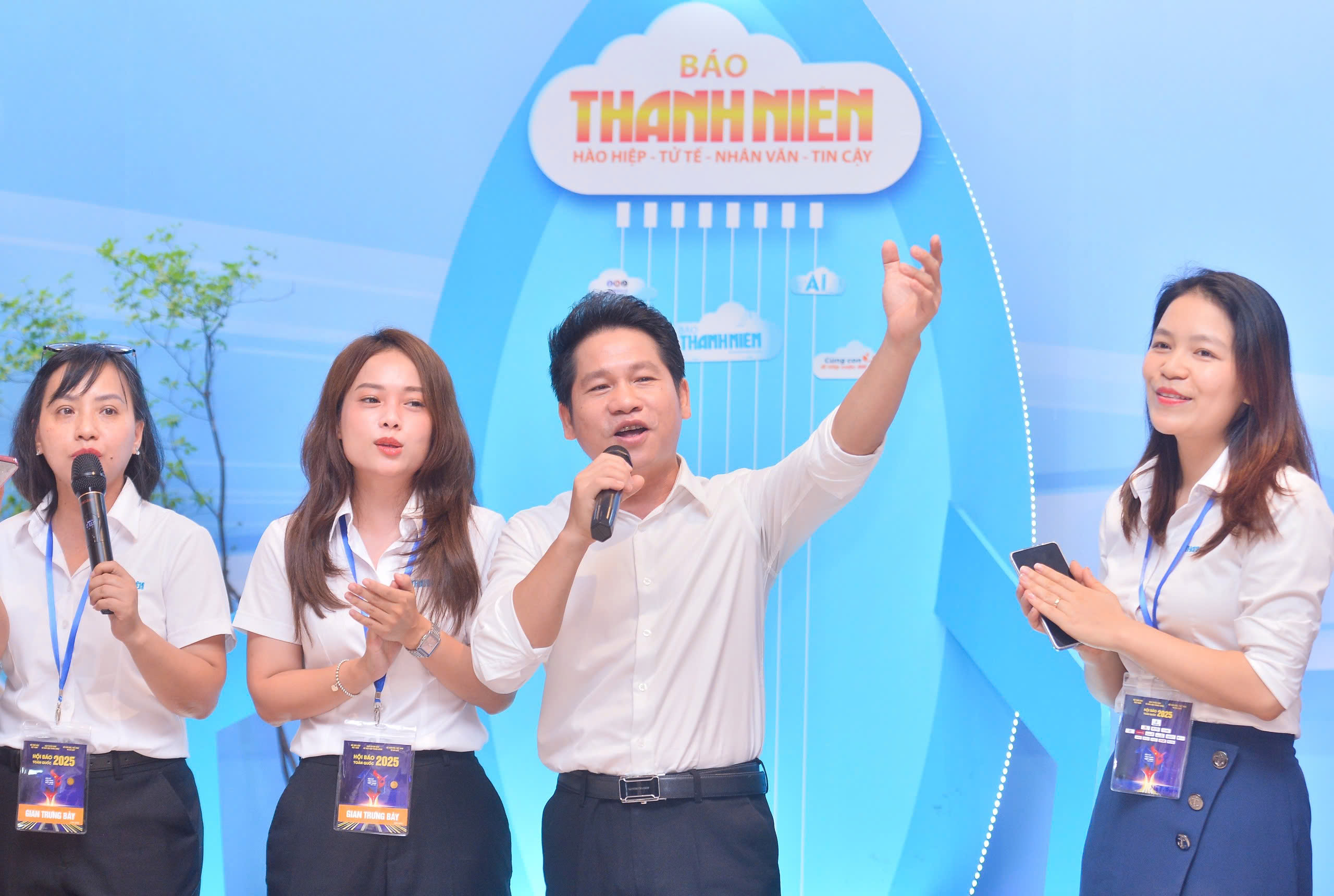 Ca sĩ Trọng Tấn giao lưu cùng độc giả Báo Thanh Niên tại Hội Báo toàn quốc- Ảnh 12. Ca sĩ Trọng Tấn giao lưu cùng độc giả Báo Thanh Niên tại Hội Báo toàn quốc- Ảnh 12.