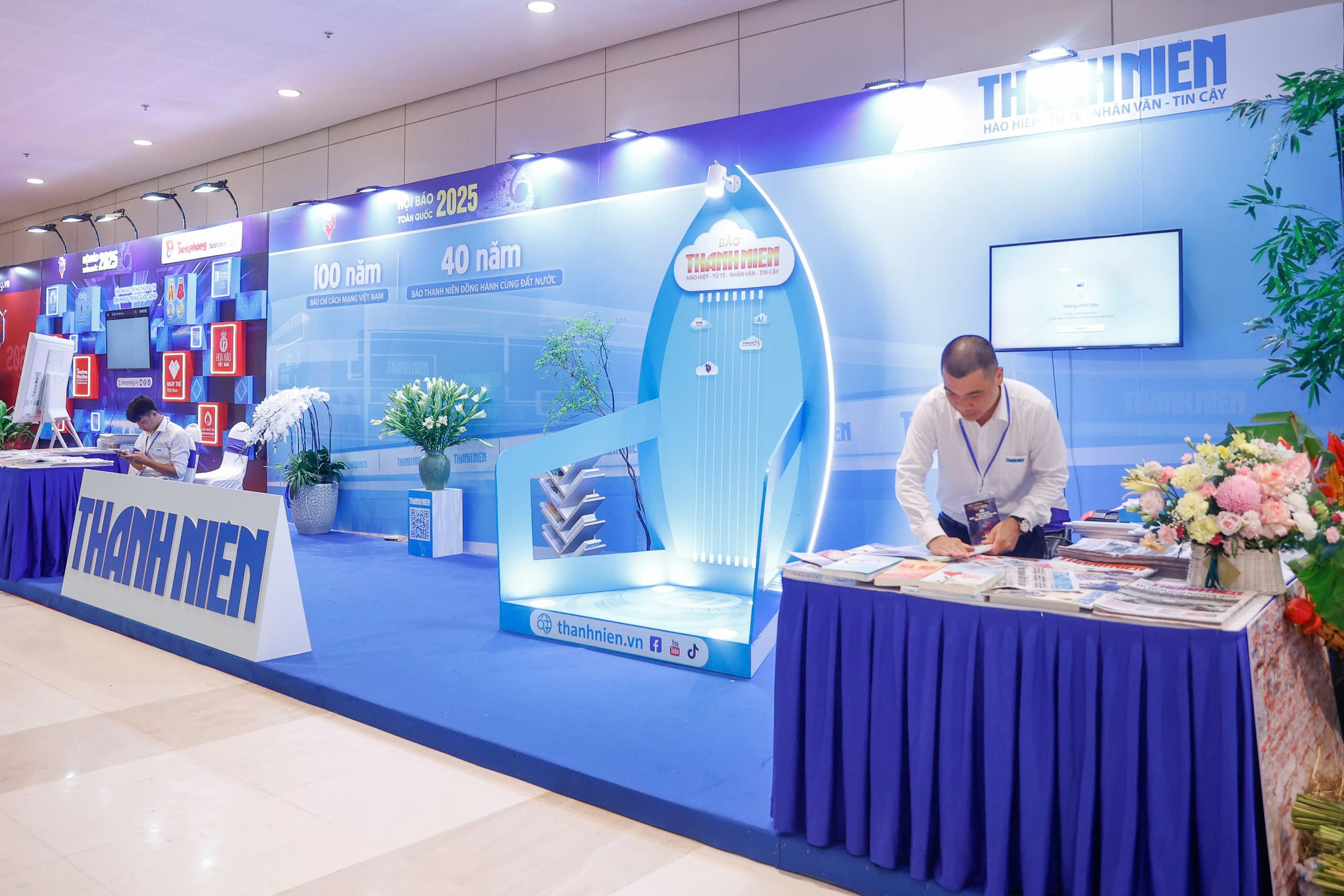 Ca sĩ Trọng Tấn giao lưu cùng độc giả Báo Thanh Niên tại Hội Báo toàn quốc Ca sĩ Trọng Tấn giao lưu cùng độc giả Báo Thanh Niên tại Hội Báo toàn quốc