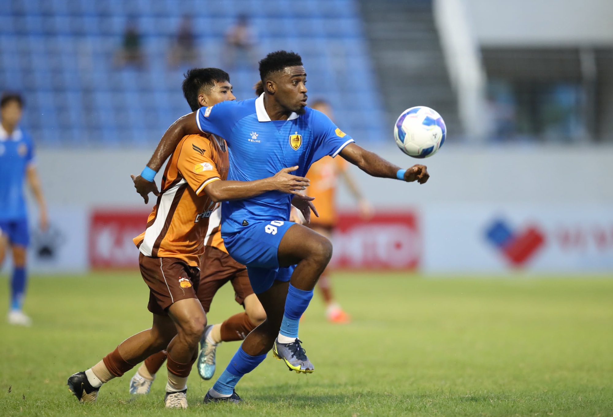 Quang Nam ទទួលបានរង្វាន់ដែលមិននឹកស្មានដល់ចំនួនកន្លះពាន់លានដុង៖ ការជំរុញមួយមុនពេលការប្រកួតជីវិតនិងមរណៈជាមួយ HAGL - រូបថត ១. Quảng Nam được khen thưởng đột xuất nửa tỉ đồng: Cú hích trước trận cầu sinh tử đấu HAGL- Ảnh 1.