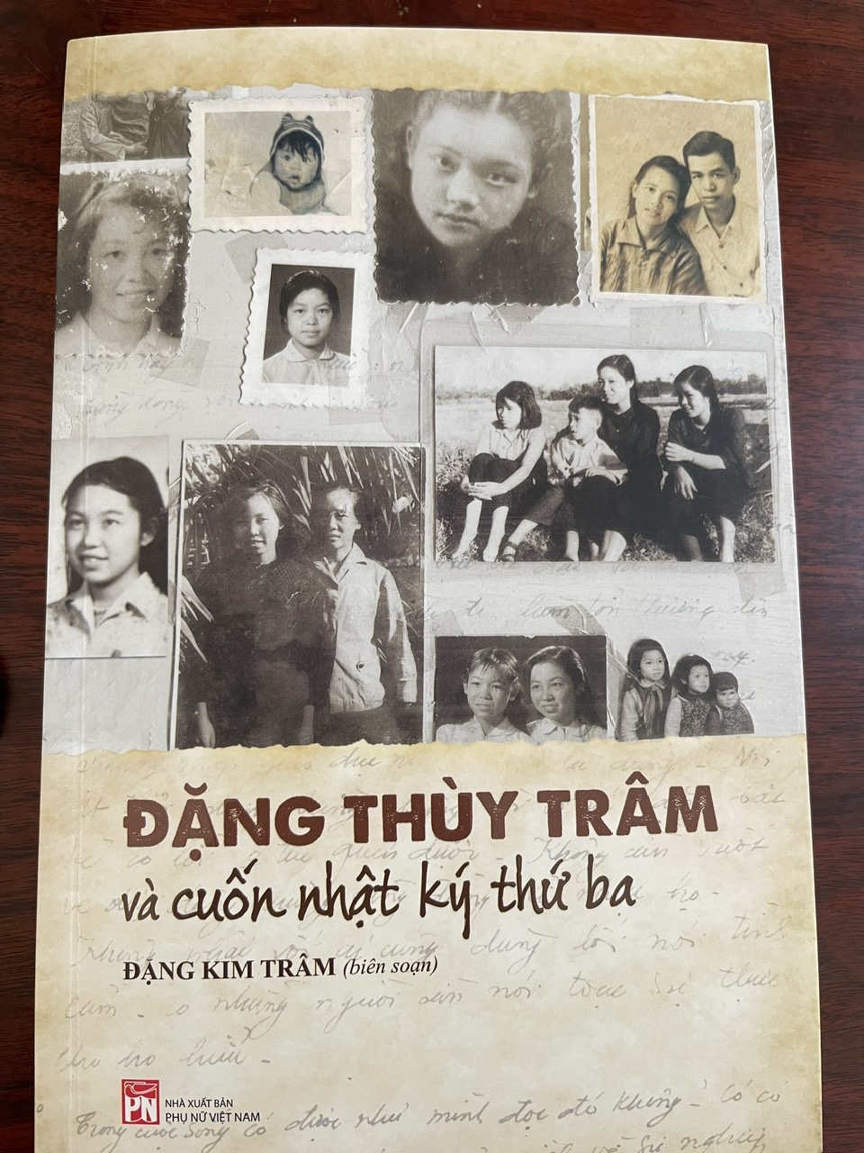 Xúc động với cuốn nhật ký thứ 3 của liệt sĩ, bác sĩ Đặng Thùy Trâm- Ảnh 2. Xúc động với cuốn nhật ký thứ 3 của liệt sĩ, bác sĩ Đặng Thùy Trâm- Ảnh 2.