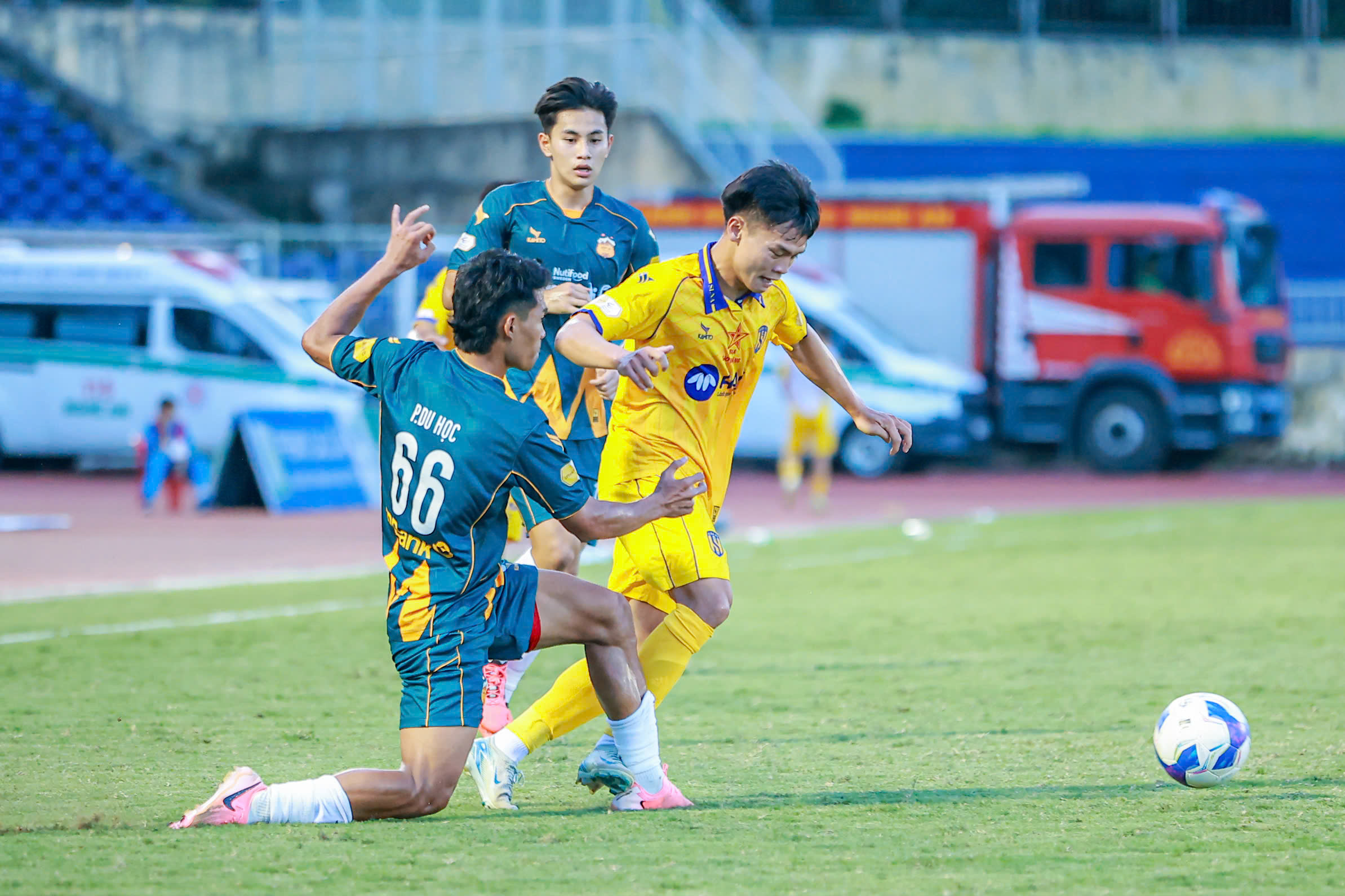 Encik Vu Tien Thanh mempunyai keputusan penting, HAGL yakin musim depan: Tidak perlu bersaing... untuk penyingkiran? - Foto 3. Ông Vũ Tiến Thành có quyết định quan trọng, HAGL vững tin mùa tới: Không phải đua… trụ hạng?- Ảnh 3.