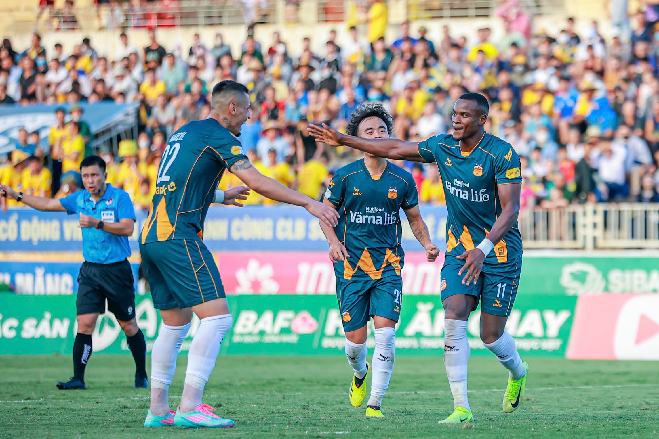 Encik Vu Tien Thanh mempunyai keputusan penting, HAGL yakin musim depan: Tidak perlu bersaing... untuk penyingkiran? - Foto 2. Ông Vũ Tiến Thành có quyết định quan trọng, HAGL vững tin mùa tới: Không phải đua… trụ hạng?- Ảnh 2.