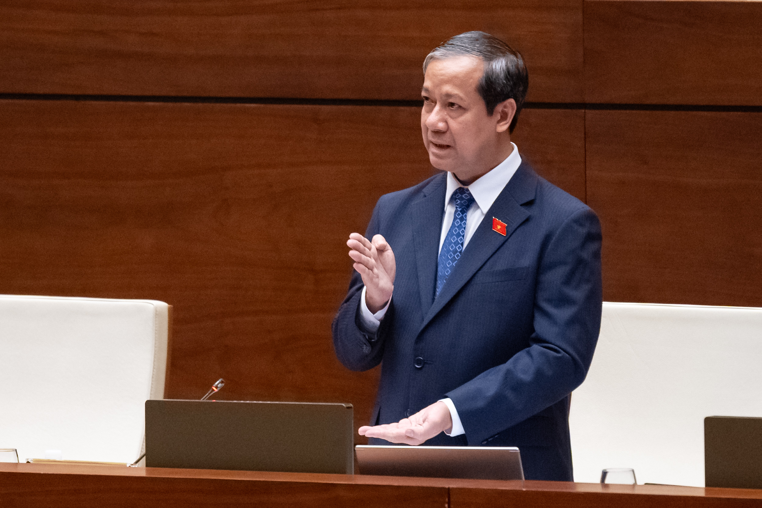 Bộ trưởng GD-ĐT: 'Không phải cứ hở ra là lôi nhau ra dạy thêm, học thêm' - Ảnh 2.