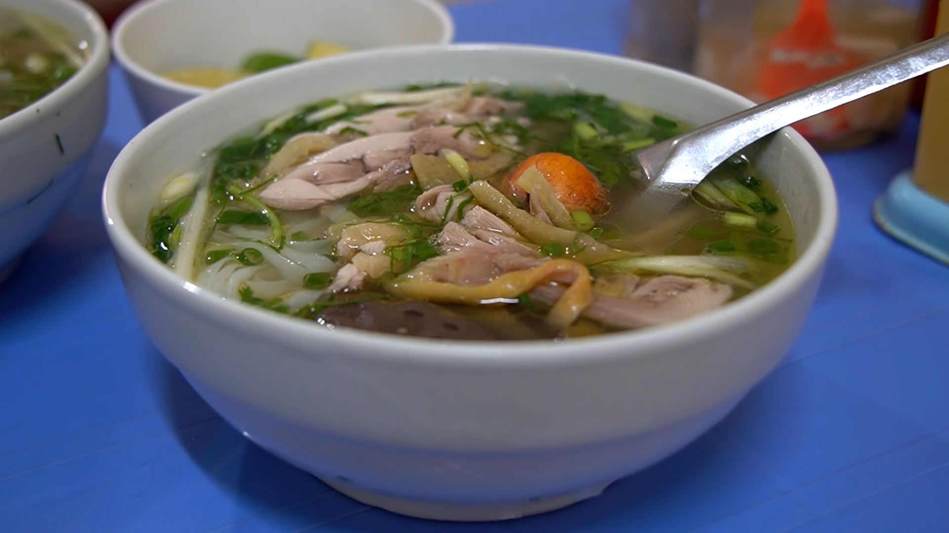 Kh&aacute;ch ăn b&aacute;nh m&igrave;, uống c&agrave; ph&ecirc; kh&ocirc;ng c&oacute; nhu cầu lấy h&oacute;a đơn:  - Ảnh 2.