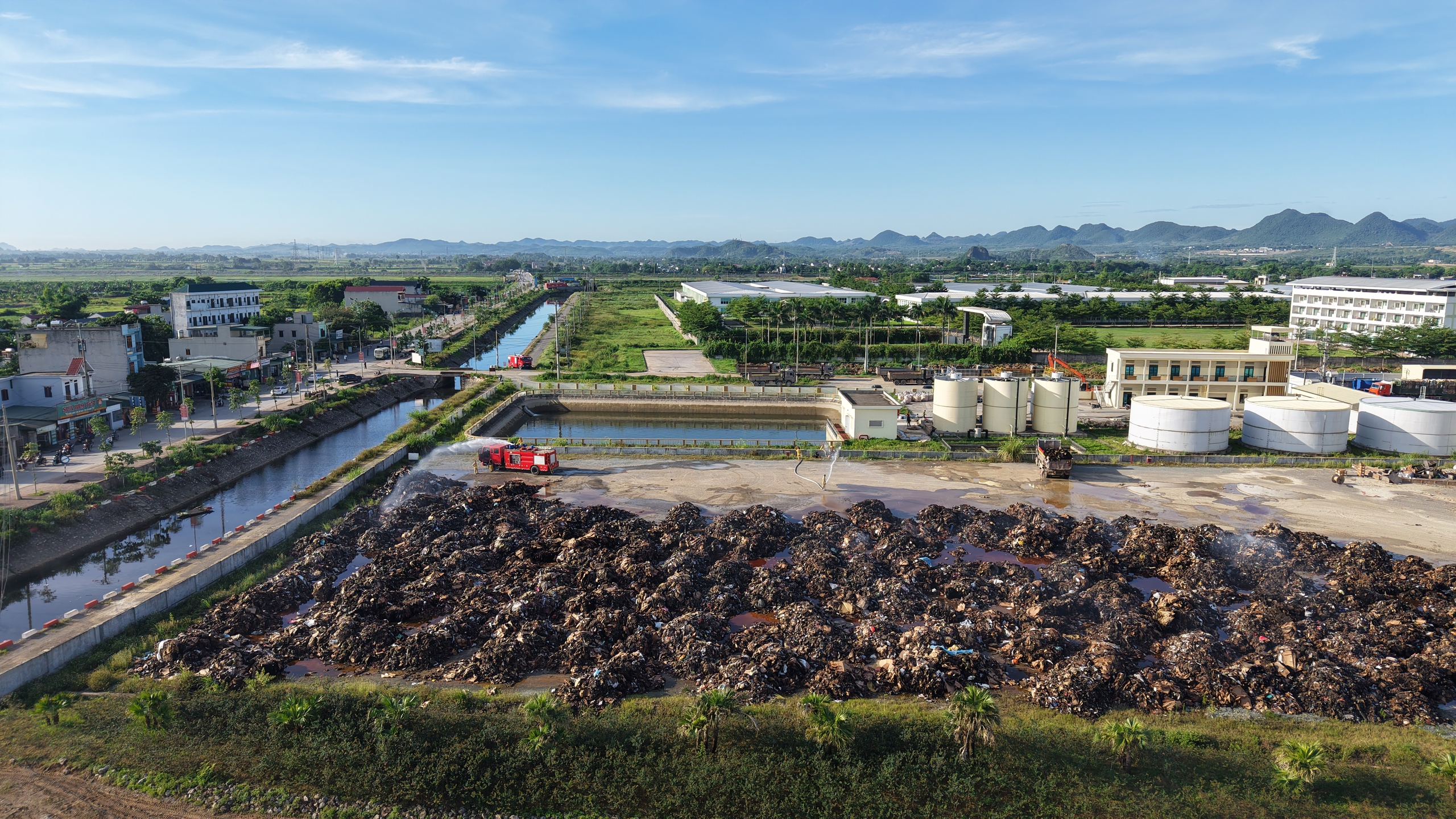 Thâu đêm khống chế hỏa hoạn tại Công ty CP giấy HKB - Ninh Bình - Ảnh 5. Thâu đêm khống chế hỏa hoạn tại Công ty CP giấy HKB - Ninh Bình - Ảnh 5.