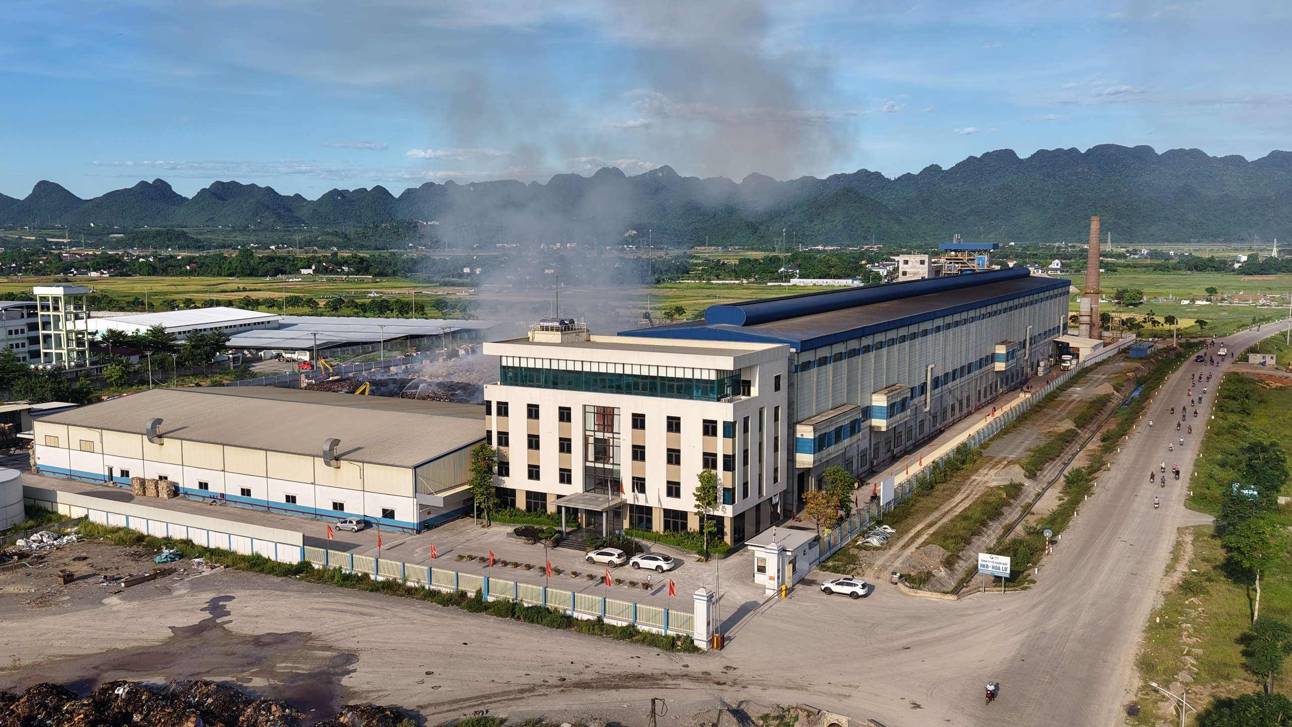 Thâu đêm khống chế hỏa hoạn tại Công ty CP giấy HKB - Ninh Bình - Ảnh 6. Thâu đêm khống chế hỏa hoạn tại Công ty CP giấy HKB - Ninh Bình - Ảnh 6.