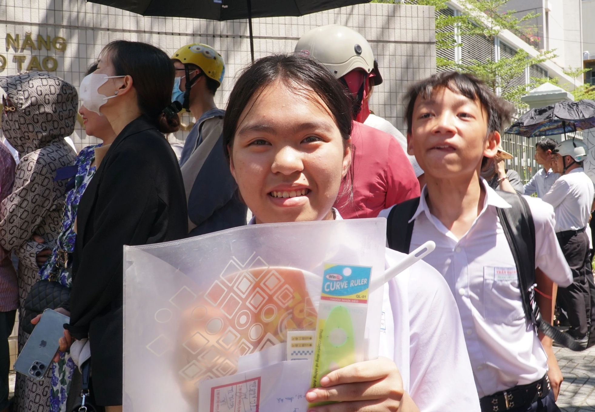 Sĩ tử Đà Nẵng nhẹ nhõm với đề văn lớp 10 'thuyết phục cha mẹ đồng hành'- Ảnh 3.
