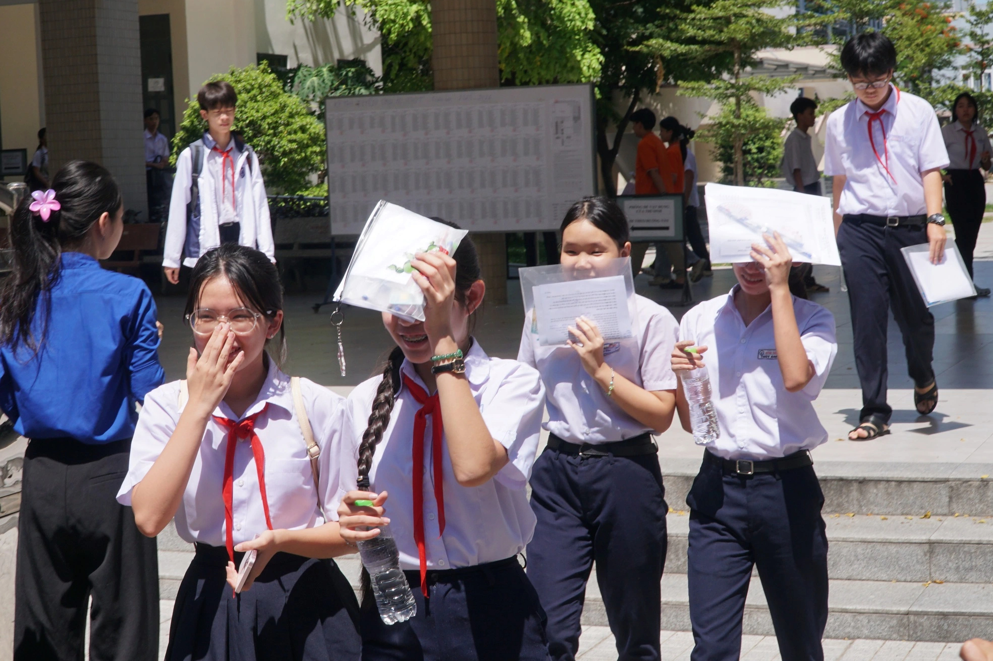 Sĩ tử Đà Nẵng nhẹ nhõm với đề văn lớp 10 'thuyết phục cha mẹ đồng hành'- Ảnh 4.