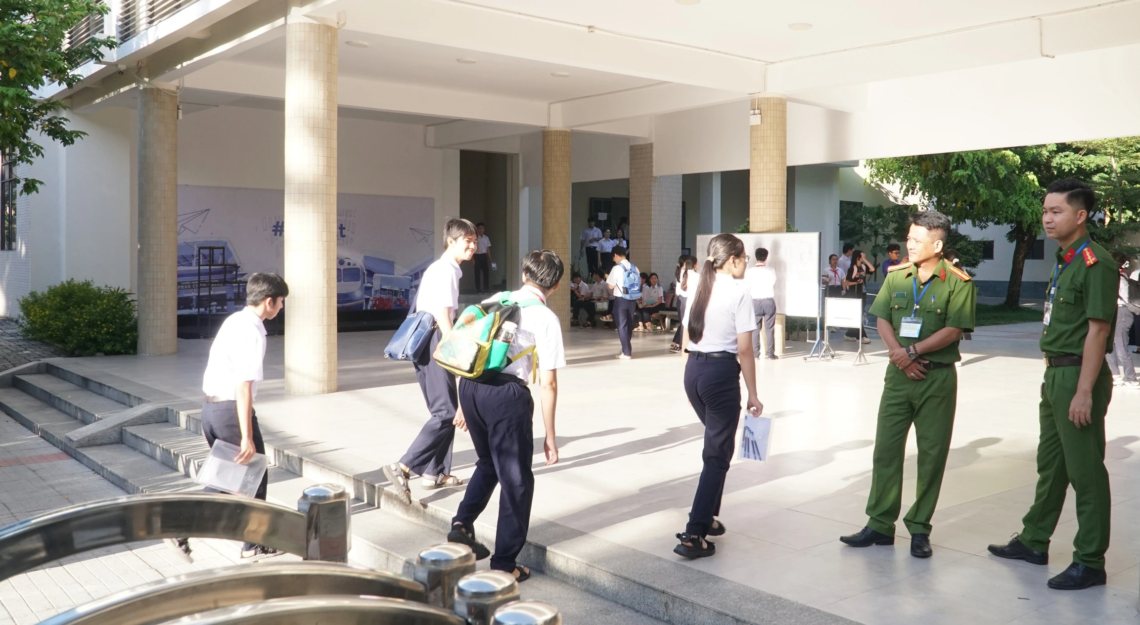 Thi lớp 10 ở Đ&agrave; Nẵng: Học sinh 'chạy nước r&uacute;t', phụ huynh mất ngủ theo con- Ảnh 4.