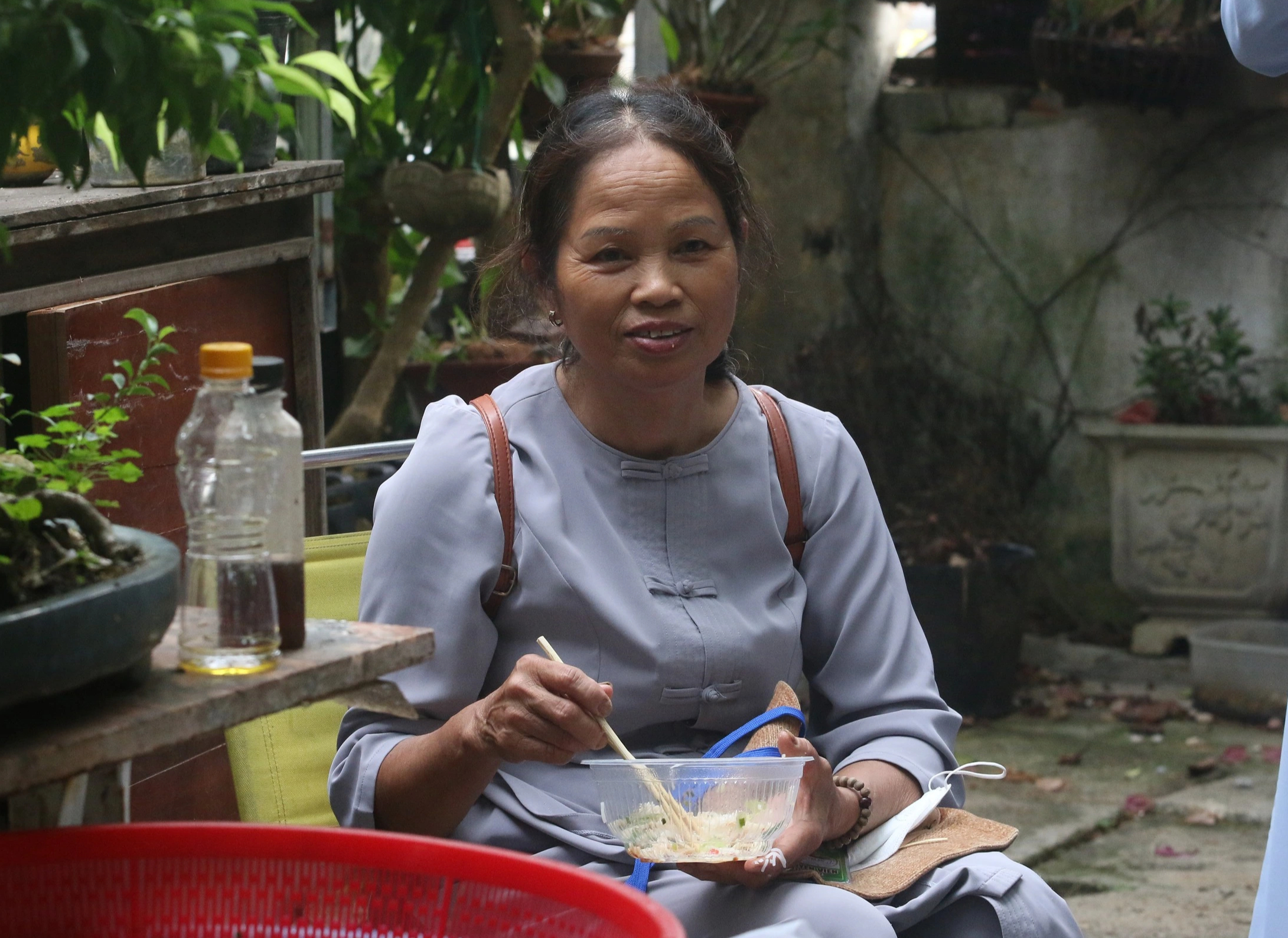 Giữa dòng người chiêm bái xá lợi Phật, tô bún chay lay động lòng người- Ảnh 6. Giữa dòng người chiêm bái xá lợi Phật, tô bún chay lay động lòng người- Ảnh 6.