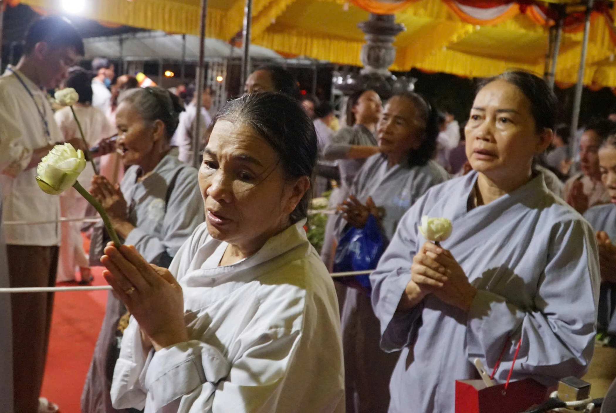 Giữa dòng người chiêm bái xá lợi Phật, tô bún chay lay động lòng người- Ảnh 7. Giữa dòng người chiêm bái xá lợi Phật, tô bún chay lay động lòng người- Ảnh 7.