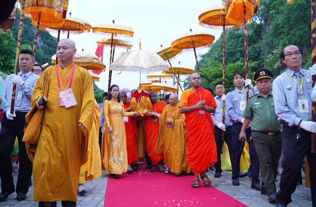 Giữa dòng người chiêm bái xá lợi Phật, tô bún chay lay động lòng người- Ảnh 9. Giữa dòng người chiêm bái xá lợi Phật, tô bún chay lay động lòng người- Ảnh 9.