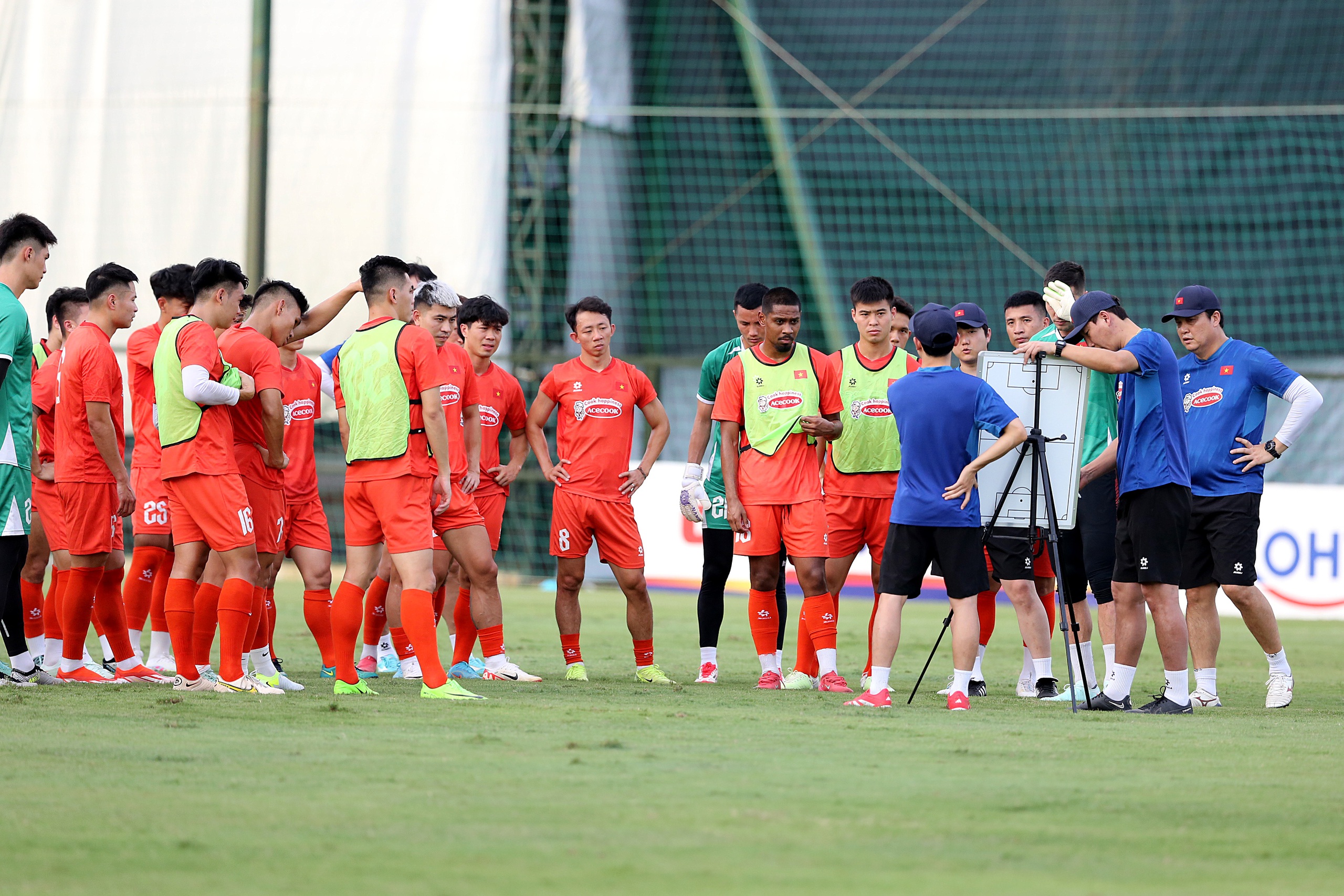 Đội tuyển Việt Nam: Công Phượng, Hoàng Đức nhận trọng trách đặc biệt - Ảnh 1.