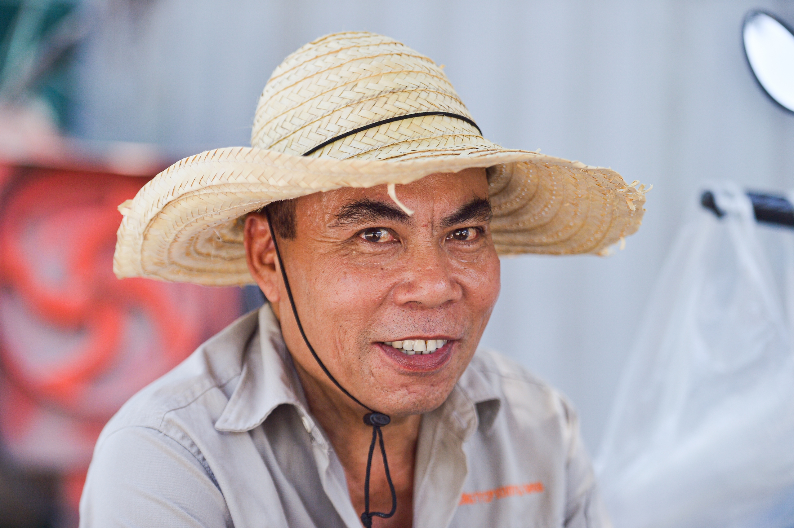 Hà Nội nắng nóng 40 độ, người lao động than 'uống bao nhiêu nước vẫn không đủ' - Ảnh 15.