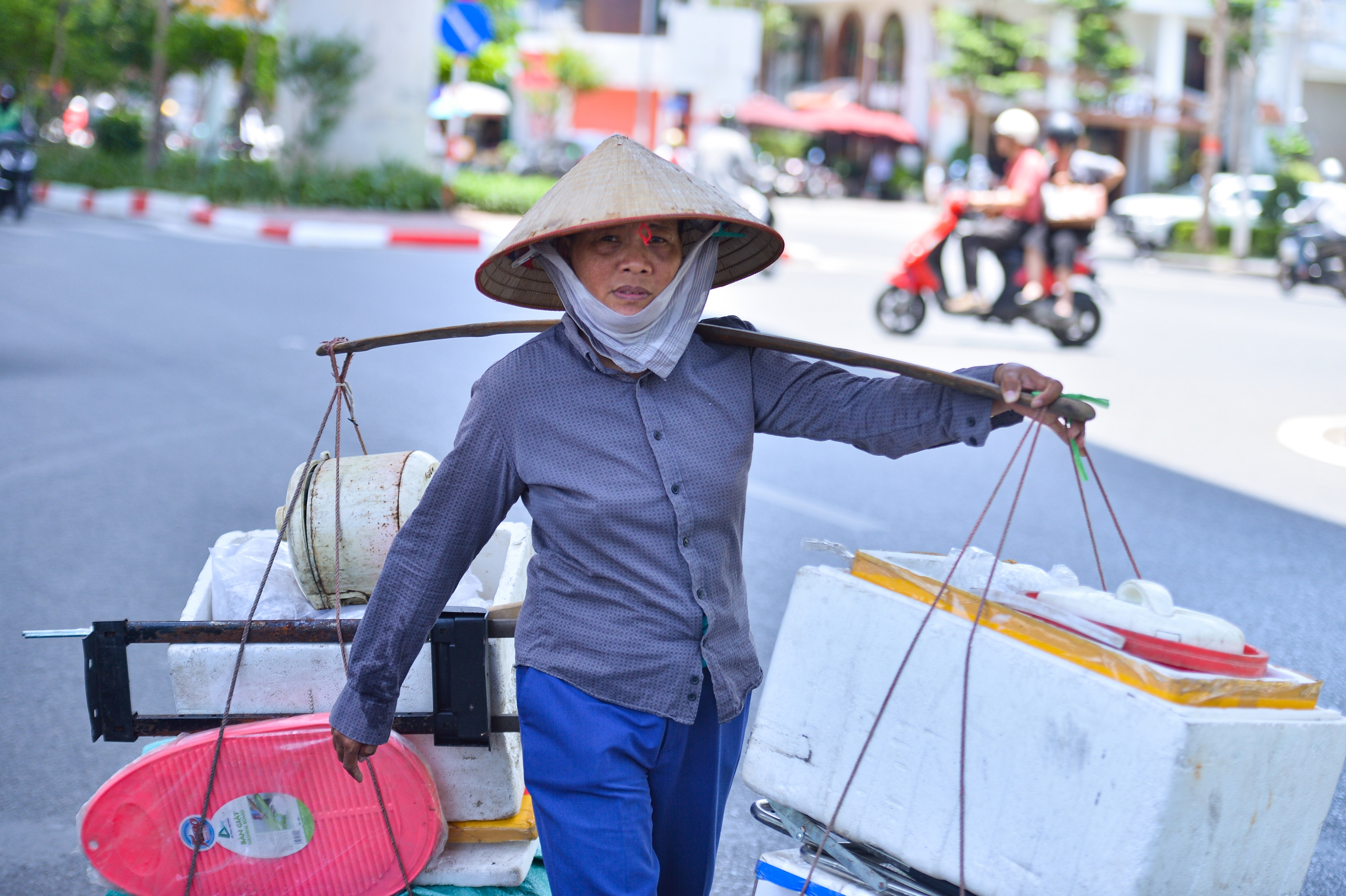 Hà Nội nắng nóng 40 độ, người lao động than 'uống bao nhiêu nước vẫn không đủ' - Ảnh 9.
