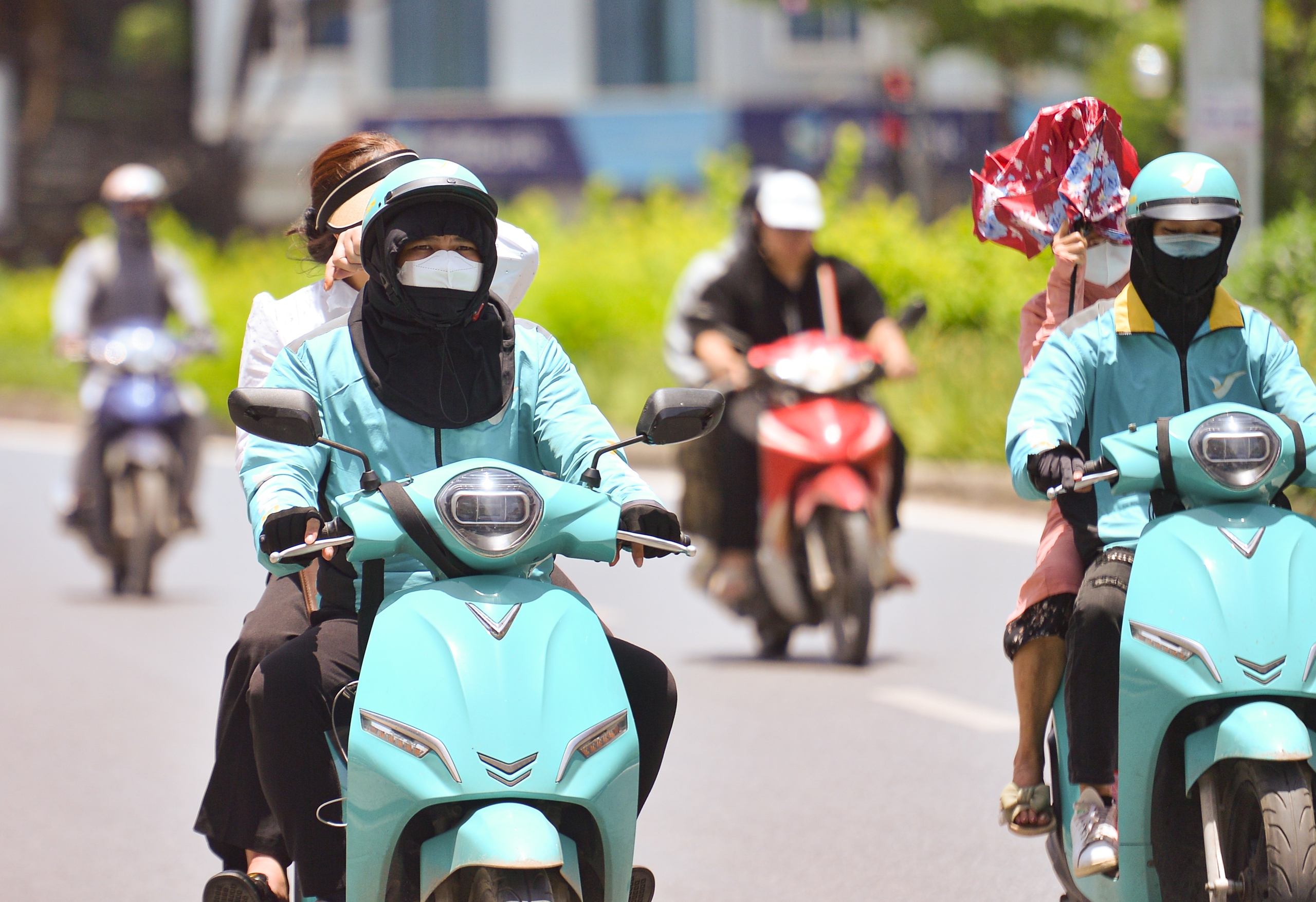 Hà Nội nắng nóng 40 độ, người lao động than 'uống bao nhiêu nước vẫn không đủ' - Ảnh 5.