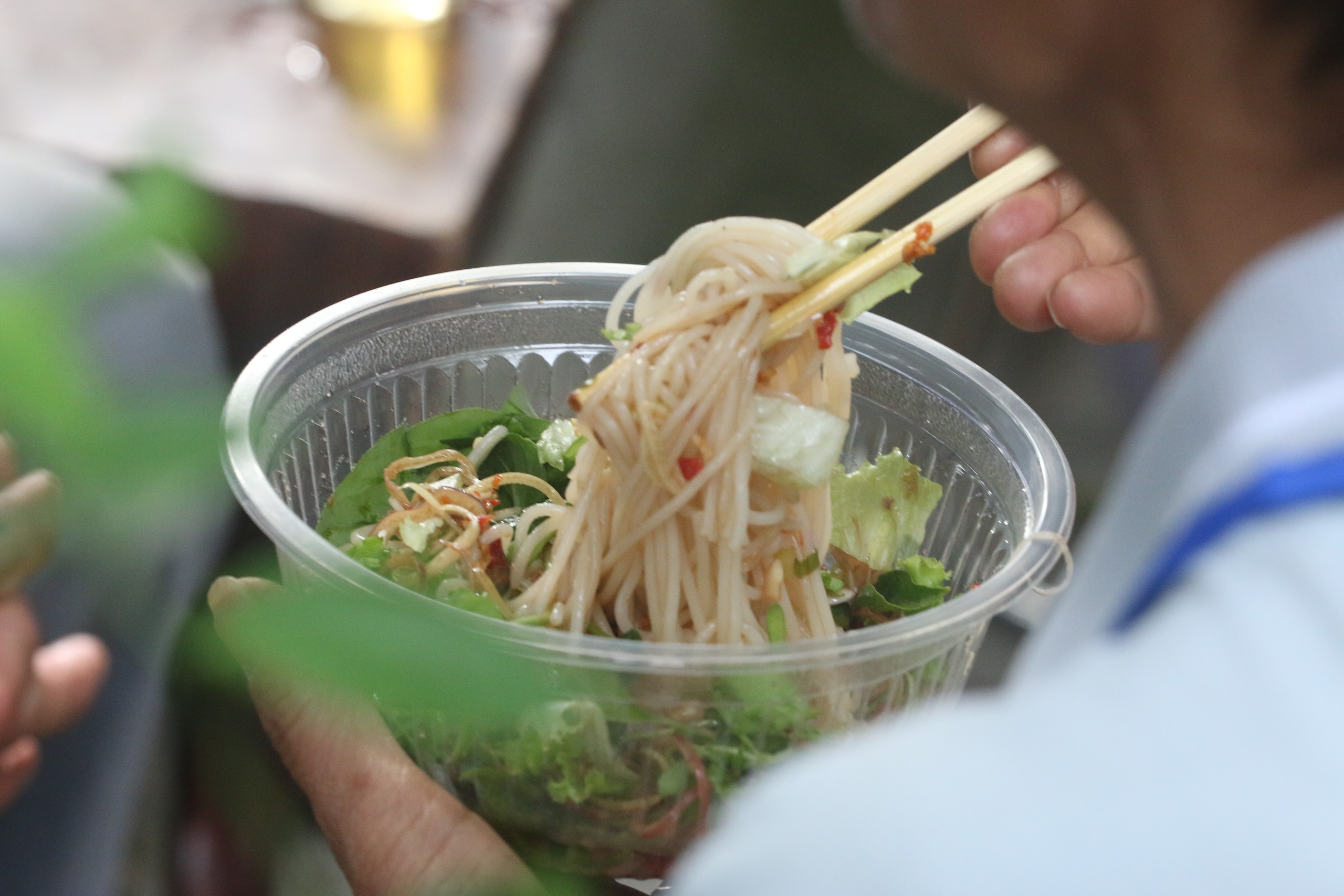 Giữa dòng người chiêm bái xá lợi Phật, tô bún chay lay động lòng người- Ảnh 4. Giữa dòng người chiêm bái xá lợi Phật, tô bún chay lay động lòng người- Ảnh 4.