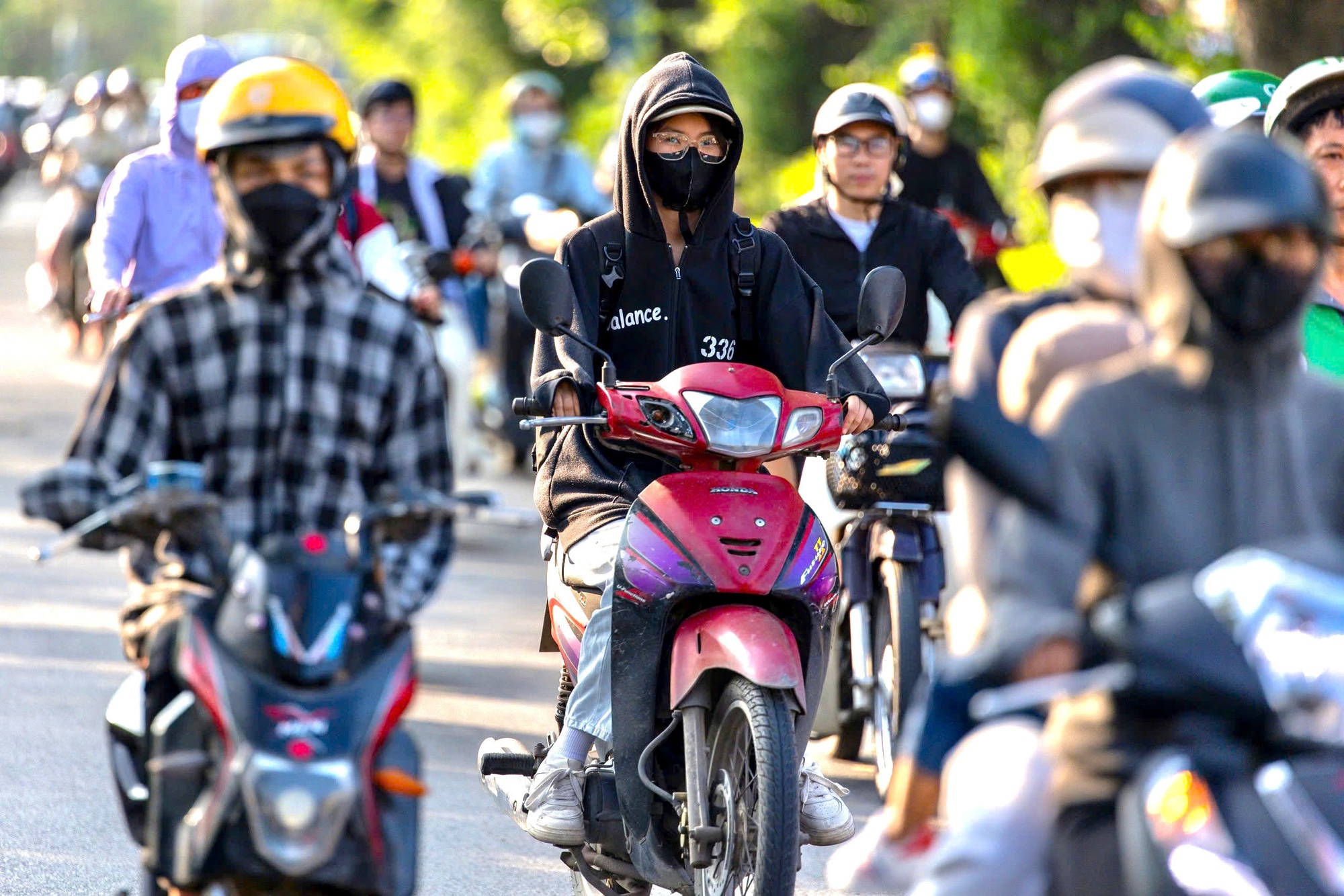 Hà Nội nắng nóng hơn 40 độ C trước ngày đón mưa giông- Ảnh 1. Hà Nội nắng nóng hơn 40 độ C trước ngày đón mưa giông- Ảnh 1.