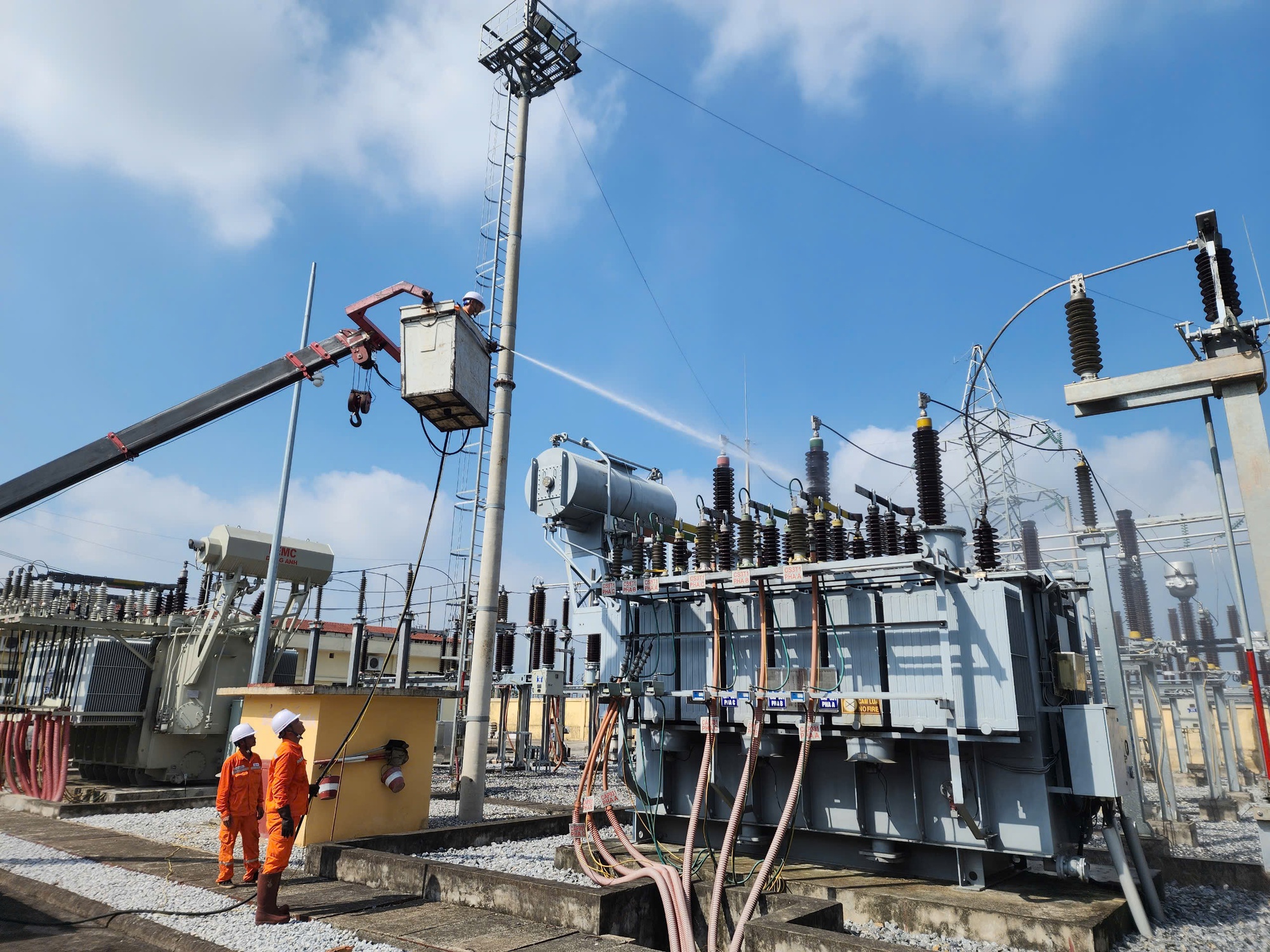 - Ảnh 1. Tiêu thụ điện 'xô đổ' nhiều kỷ lục trong ngày nắng nóng đỉnh điểm- Ảnh 1.